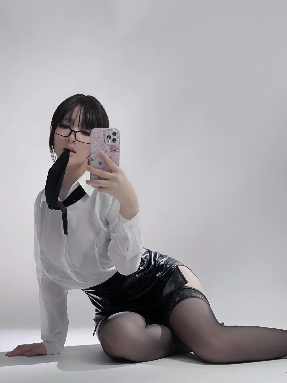 Xgyw.Org_Cos小姐姐幼爱youmeko黑丝眼镜OL主题性感白T配黑短裙露超薄黑丝秀美腿诱惑写真28P