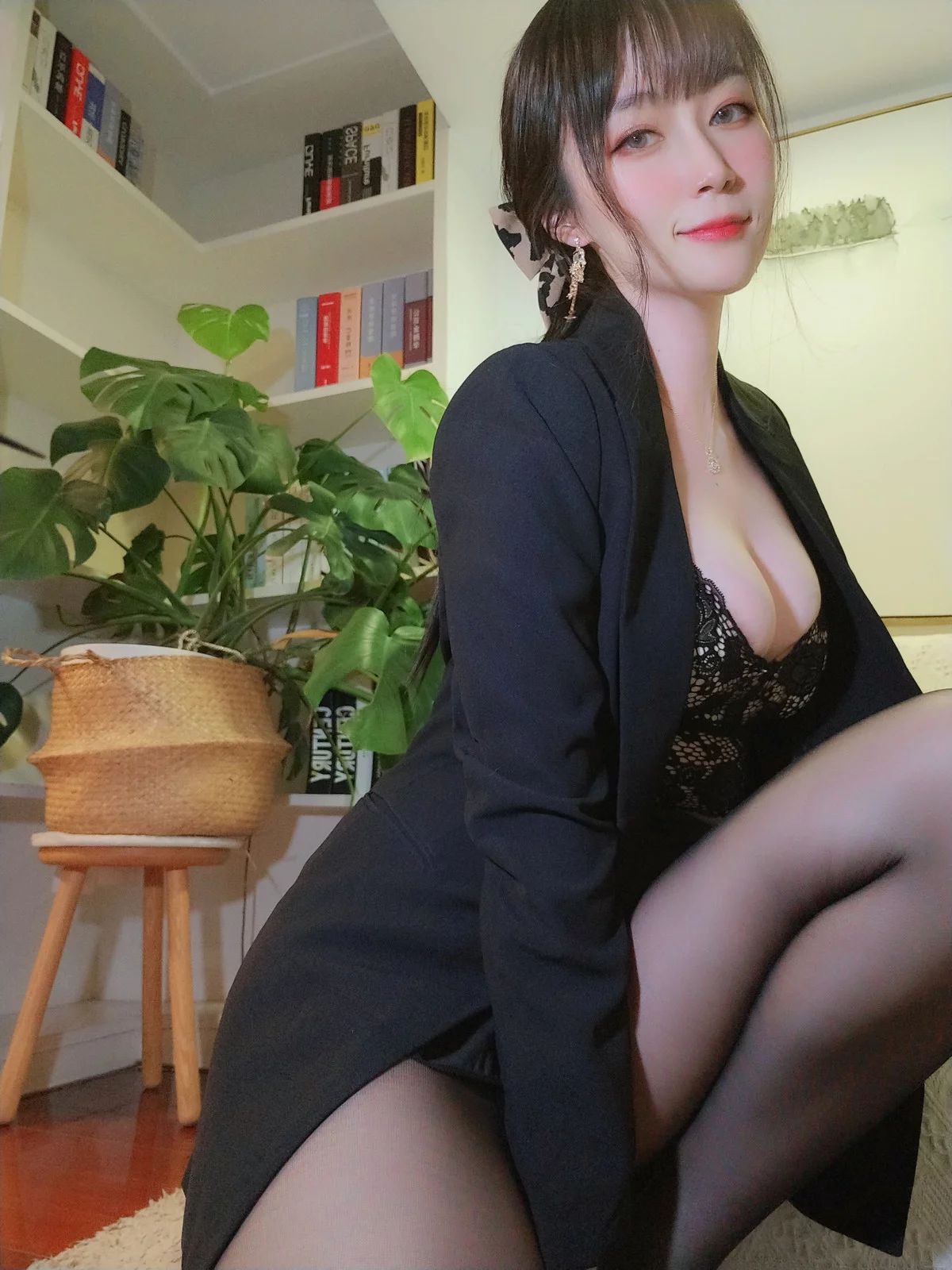 Xgyw.Org_Coser小姐姐白银酒后女秘书主题黑色制服露性感黑色蕾丝内衣秀丰满身材诱惑写真70P