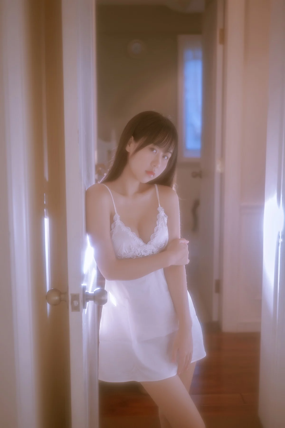 Xgyw.Org_阳光美少女萌芽儿o0遐想主题私房窗台性感白色蕾丝吊带睡裙秀完美身材诱惑写真27P