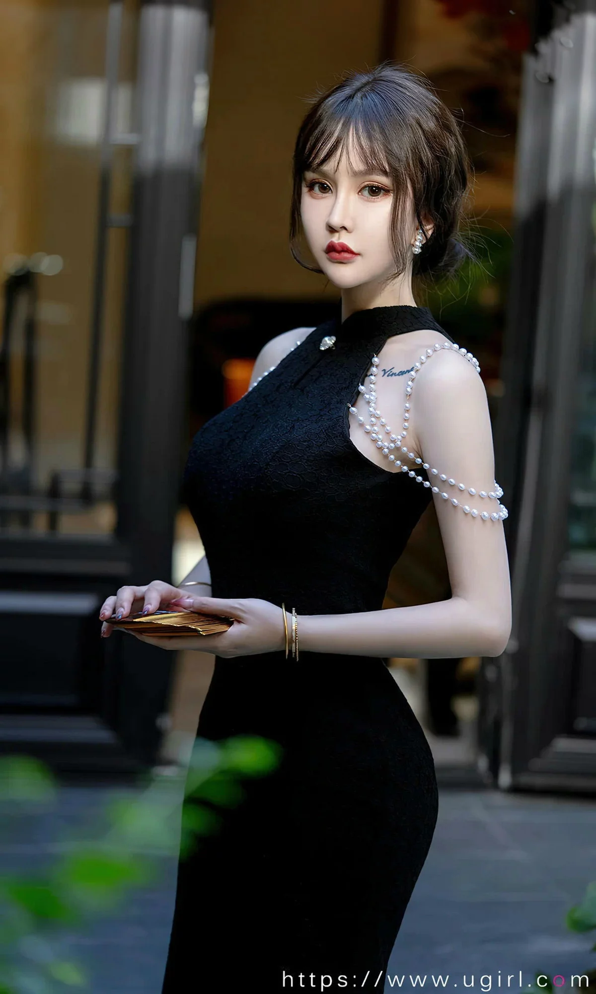 Xgyw.Org_[Ugirls爱尤物]No.2722_模特青树性感黑色长旗袍+红色短旗袍配超薄肉丝秀美腿诱惑写真35P