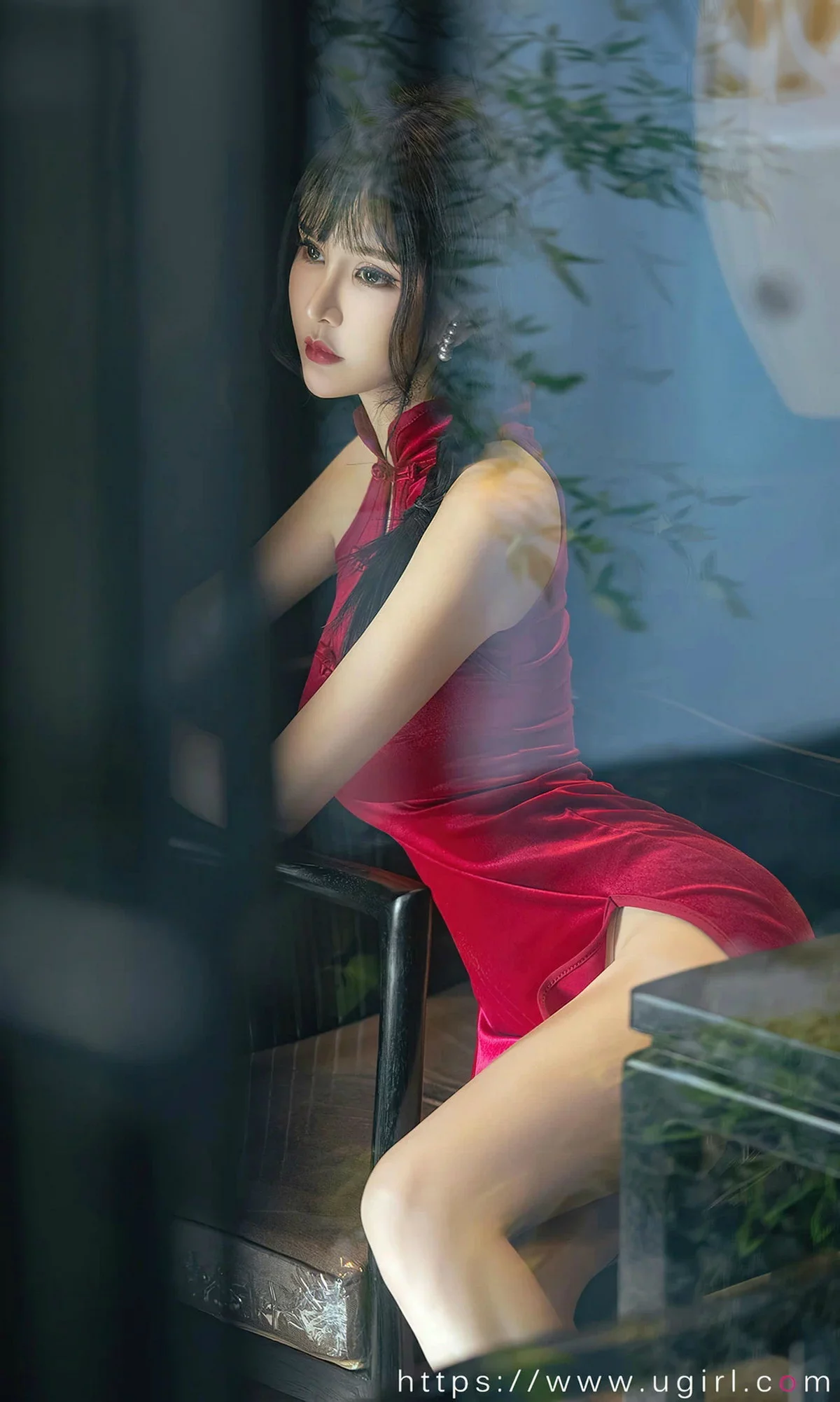 Xgyw.Org_[Ugirls爱尤物]No.2722_模特青树性感黑色长旗袍+红色短旗袍配超薄肉丝秀美腿诱惑写真35P