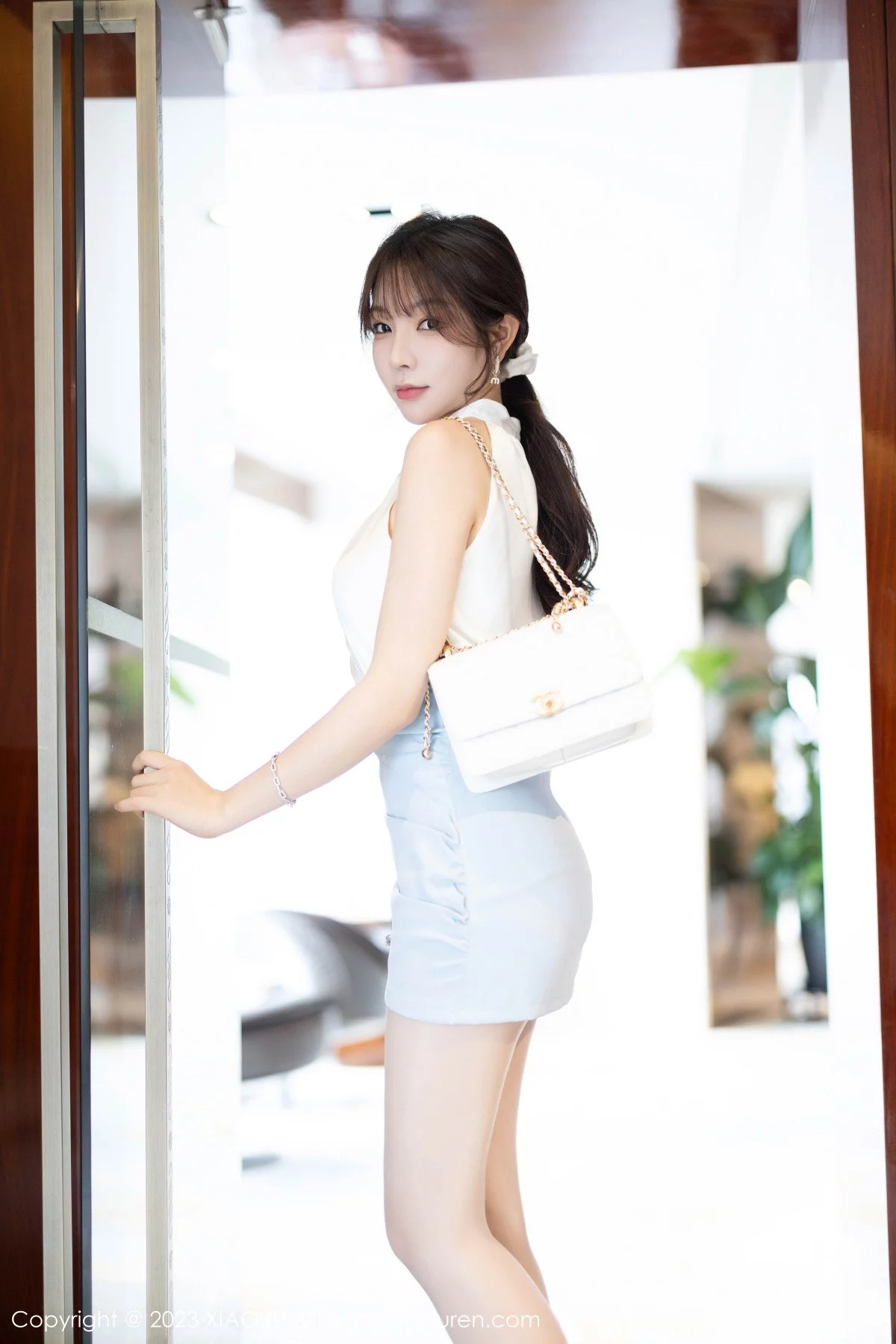 Xgyw.Org_[XiaoYu画语界]Vol.1155_女神徐莉芝Booty白色上衣配短裙露开档白丝秀曼妙身姿诱惑写真81P
