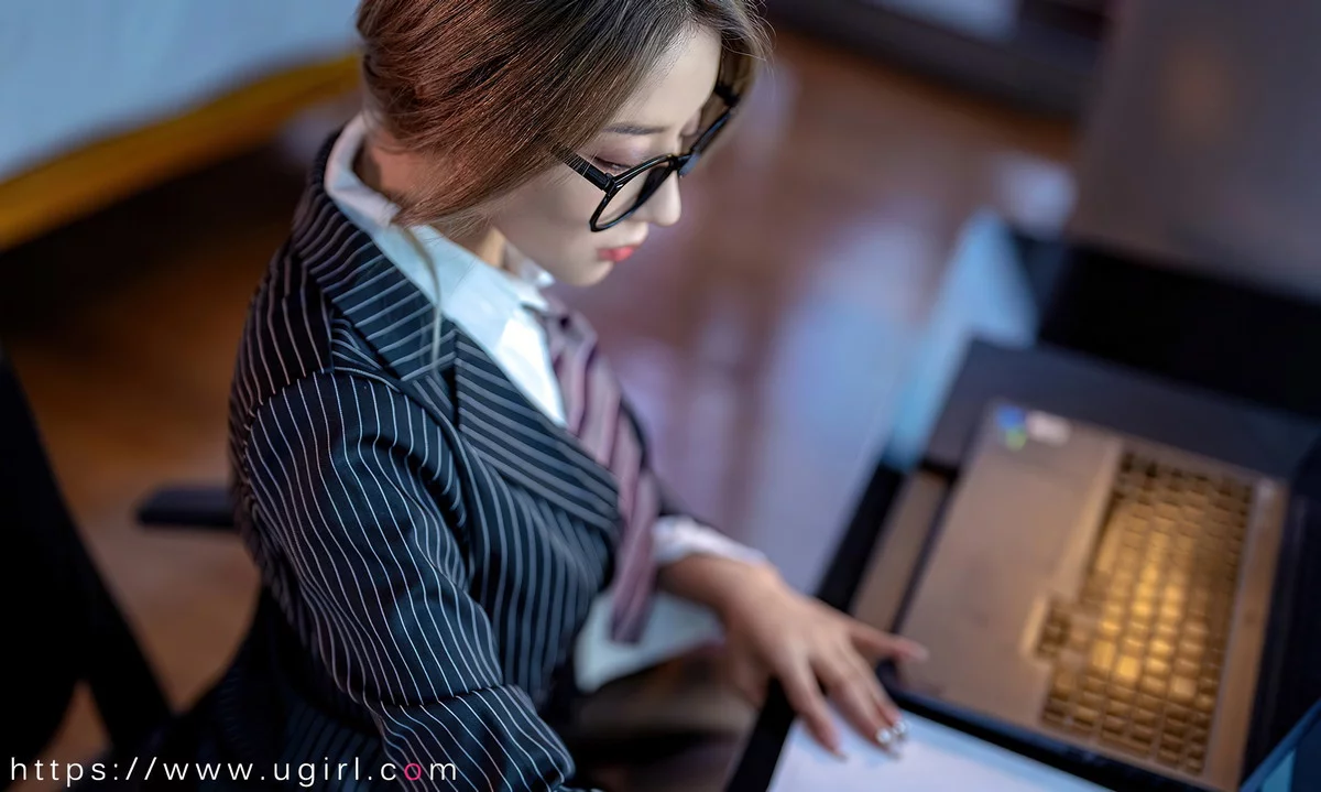 Xgyw.Org_[Ugirls爱尤物]No.2702_模特筱慧办公室OL制服性感紫色内衣配超薄黑丝完美诱惑写真35P