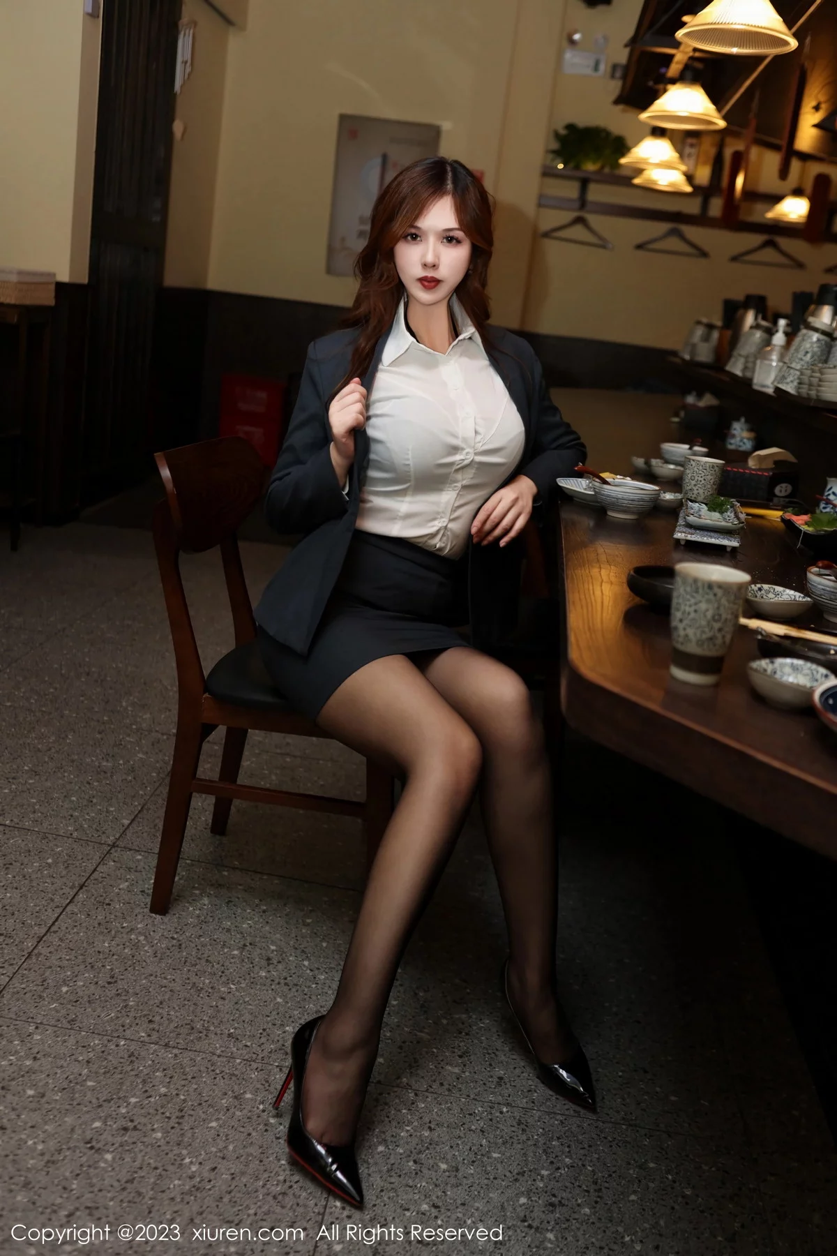 Xgyw.Org_XiuRen第7801期_模特月野兔美妞性感深色职业装露黑色内衣秀曼妙身姿诱惑写真82P
