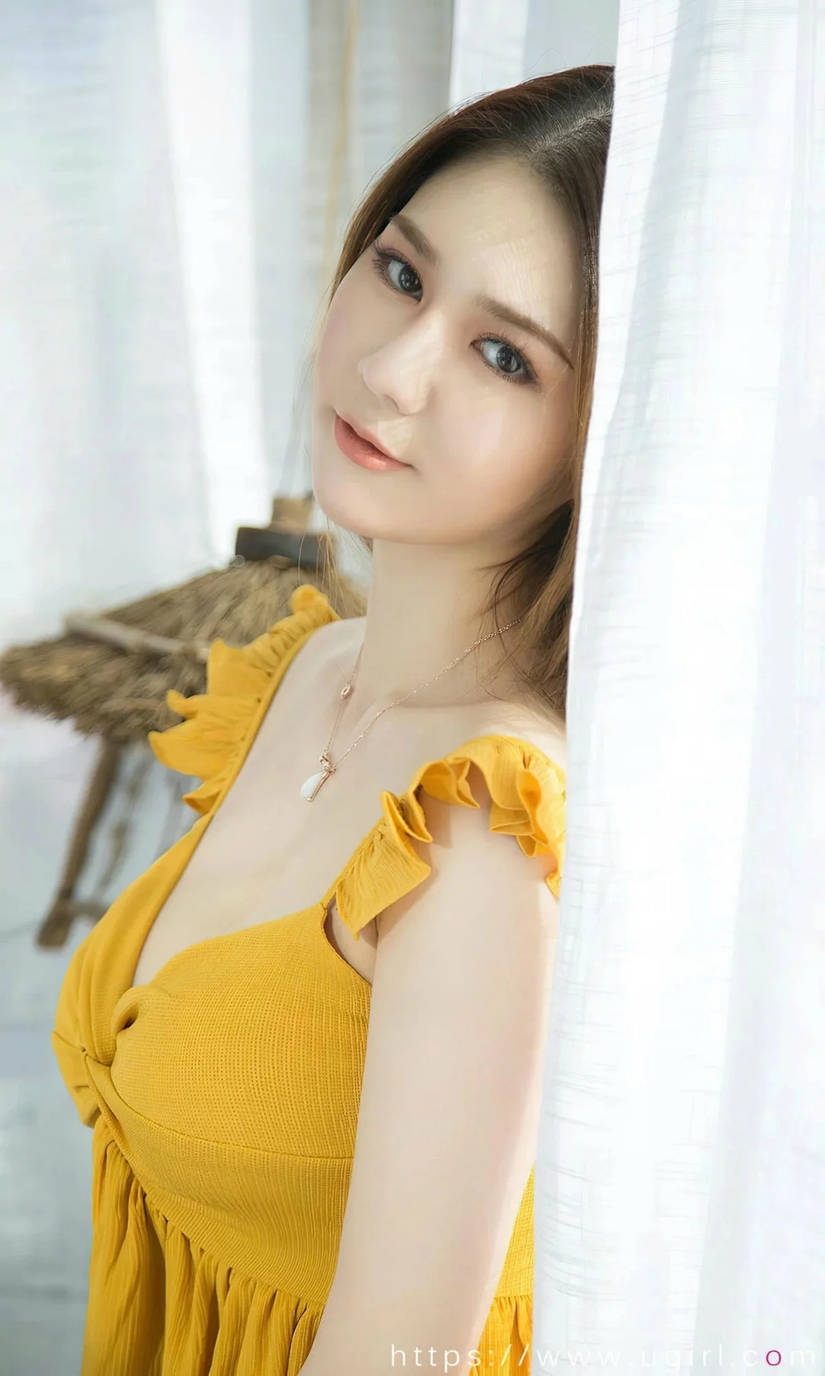 Xgyw.Org_[Ugirls爱尤物]No.2733_模特如歌性感黄色吊带连衣短裙露黑色蕾丝内裤迷人诱惑写真35P