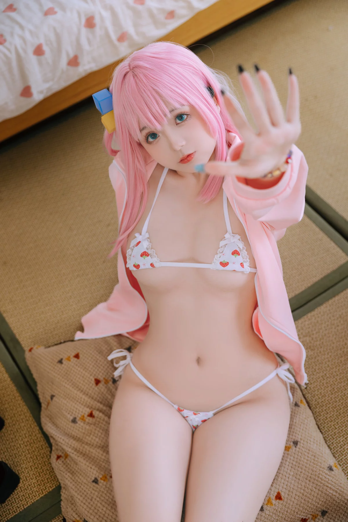 Xgyw.Org_Cosplay美女日奈娇小孤独主题脱粉色外衣露性感草莓内衣秀翘臀美腿撩人诱惑写真77P