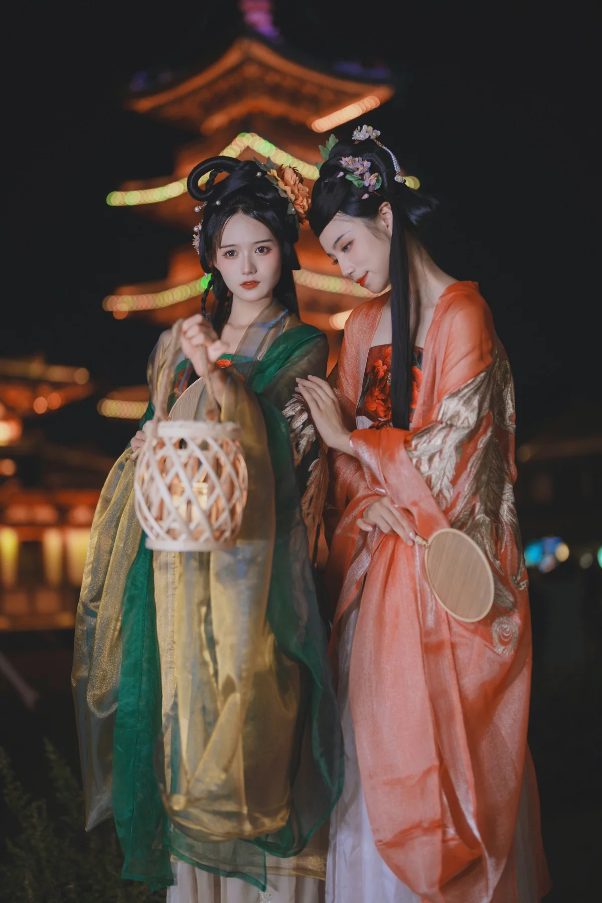 Xgyw.Org_Coser美女兔子Zzz不吃胡萝卜夜游灯会主题户外性感姐妹花古典薄纱长裙迷人写真33P