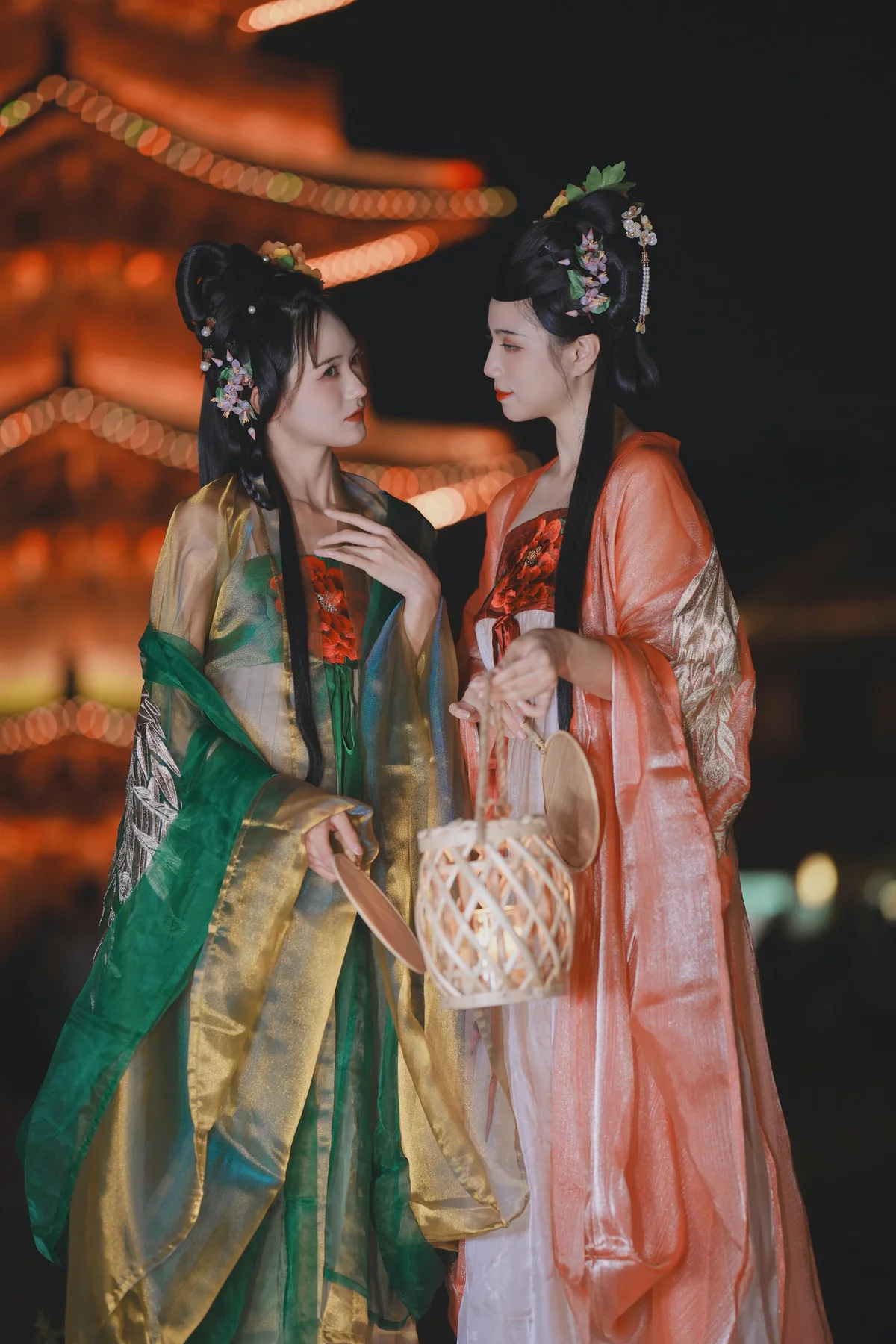 Xgyw.Org_Coser美女兔子Zzz不吃胡萝卜夜游灯会主题户外性感姐妹花古典薄纱长裙迷人写真33P