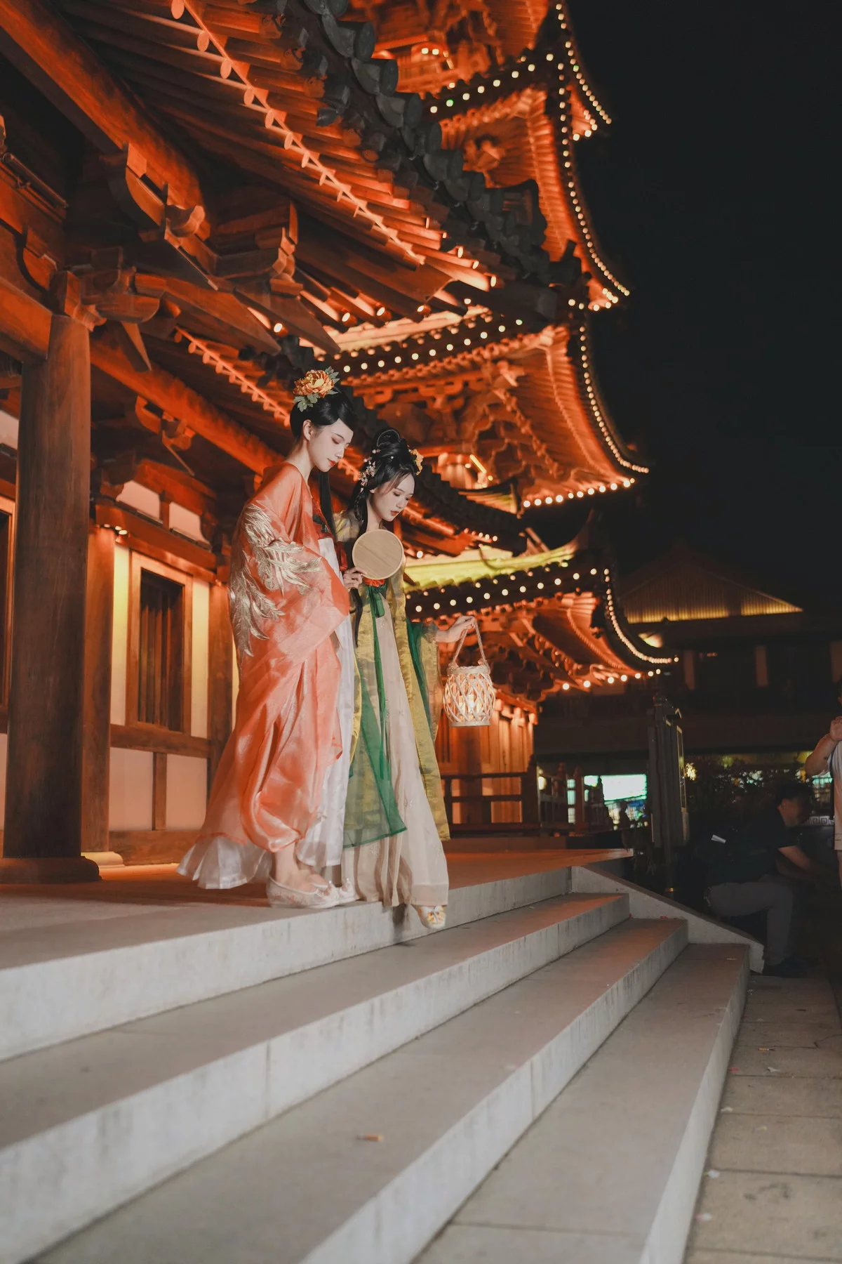 Xgyw.Org_Coser美女兔子Zzz不吃胡萝卜夜游灯会主题户外性感姐妹花古典薄纱长裙迷人写真33P