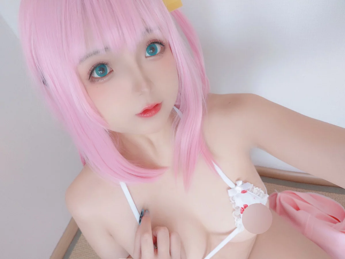 Xgyw.Org_Cosplay美女日奈娇小孤独主题脱粉色外衣露性感草莓内衣秀翘臀美腿撩人诱惑写真77P