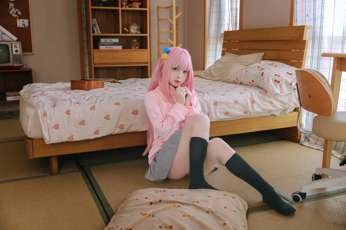Xgyw.Org_Cosplay美女日奈娇小孤独主题脱粉色外衣露性感草莓内衣秀翘臀美腿撩人诱惑写真77P