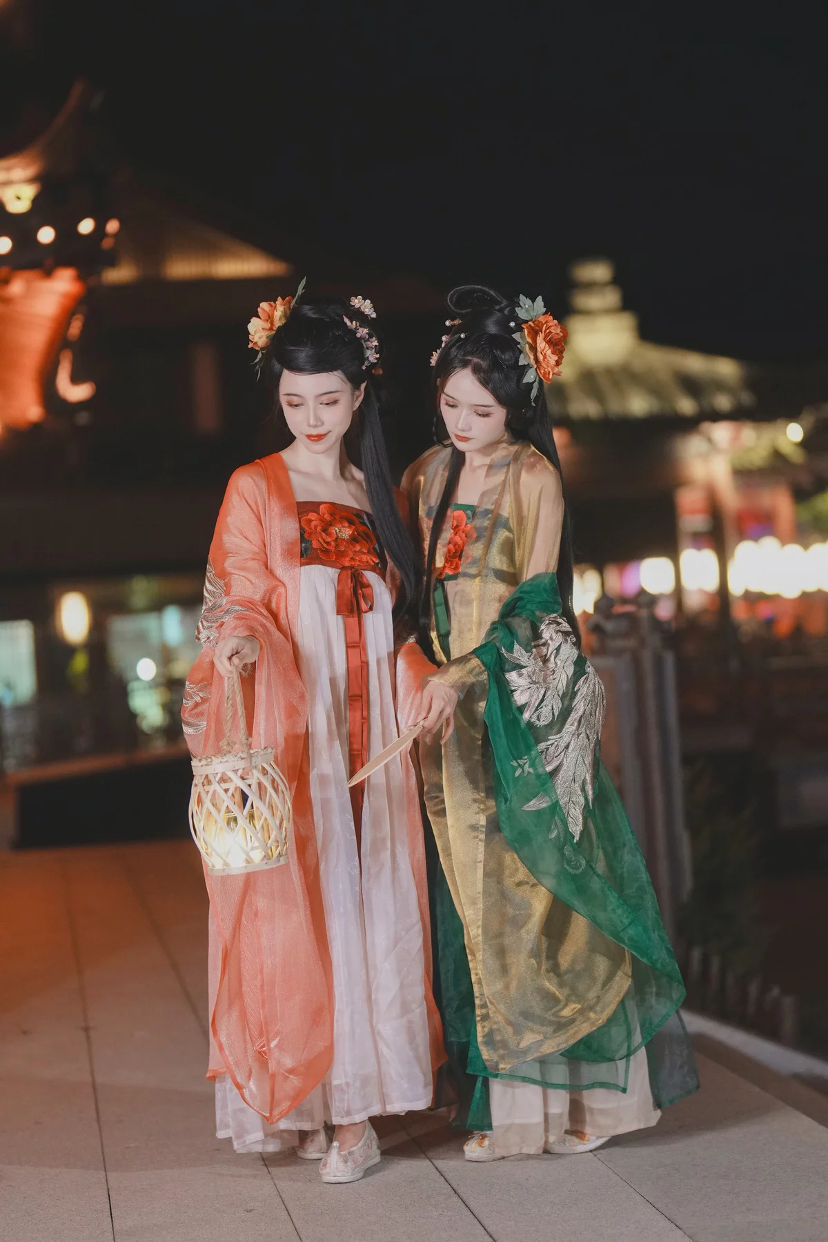 Xgyw.Org_Coser美女兔子Zzz不吃胡萝卜夜游灯会主题户外性感姐妹花古典薄纱长裙迷人写真33P