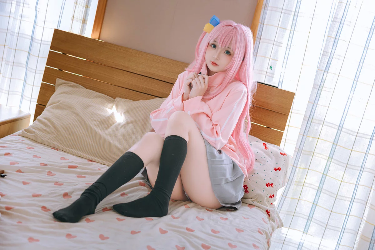 Xgyw.Org_Cosplay美女日奈娇小孤独主题脱粉色外衣露性感草莓内衣秀翘臀美腿撩人诱惑写真77P