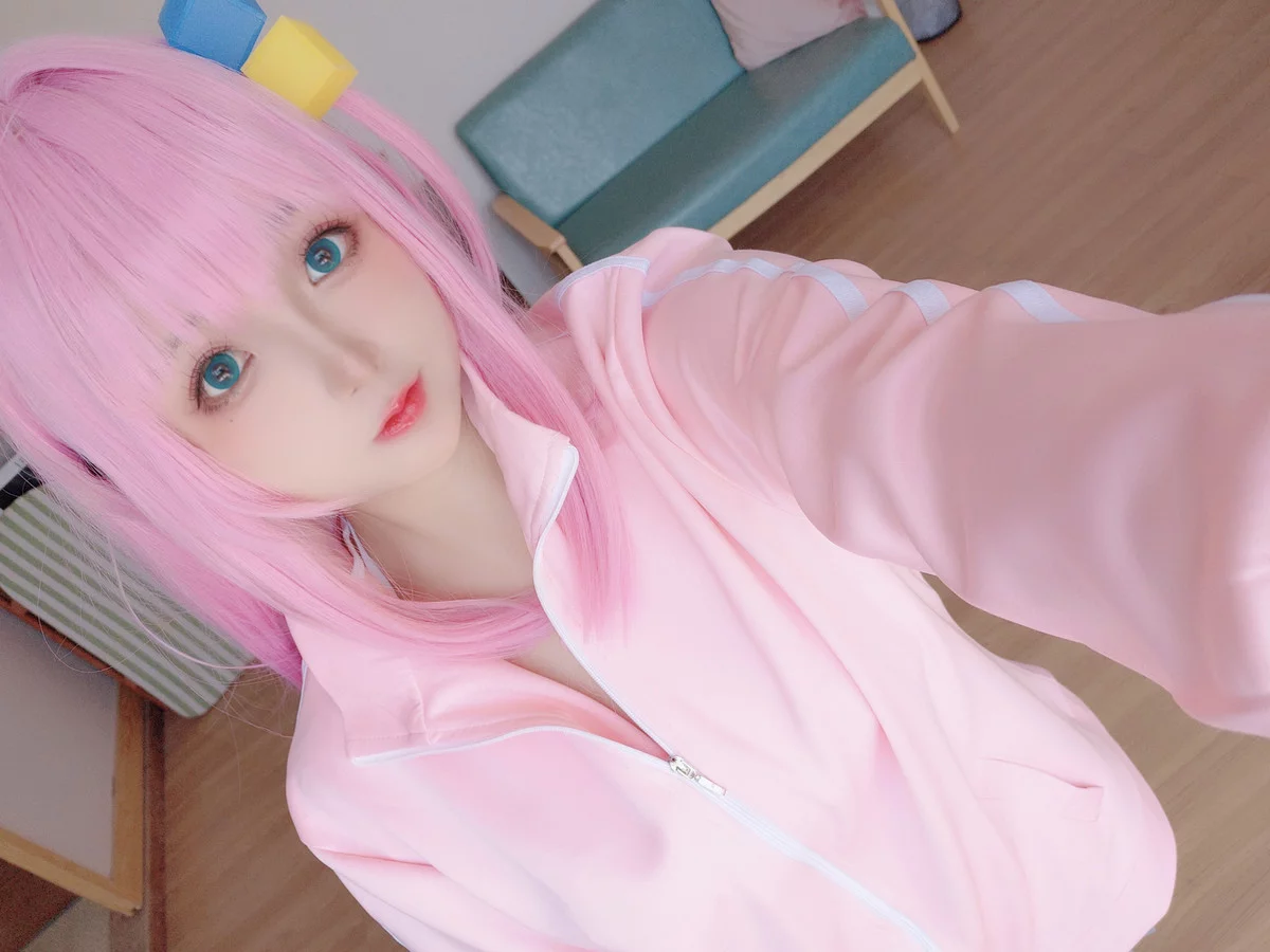 Xgyw.Org_Cosplay美女日奈娇小孤独主题脱粉色外衣露性感草莓内衣秀翘臀美腿撩人诱惑写真77P