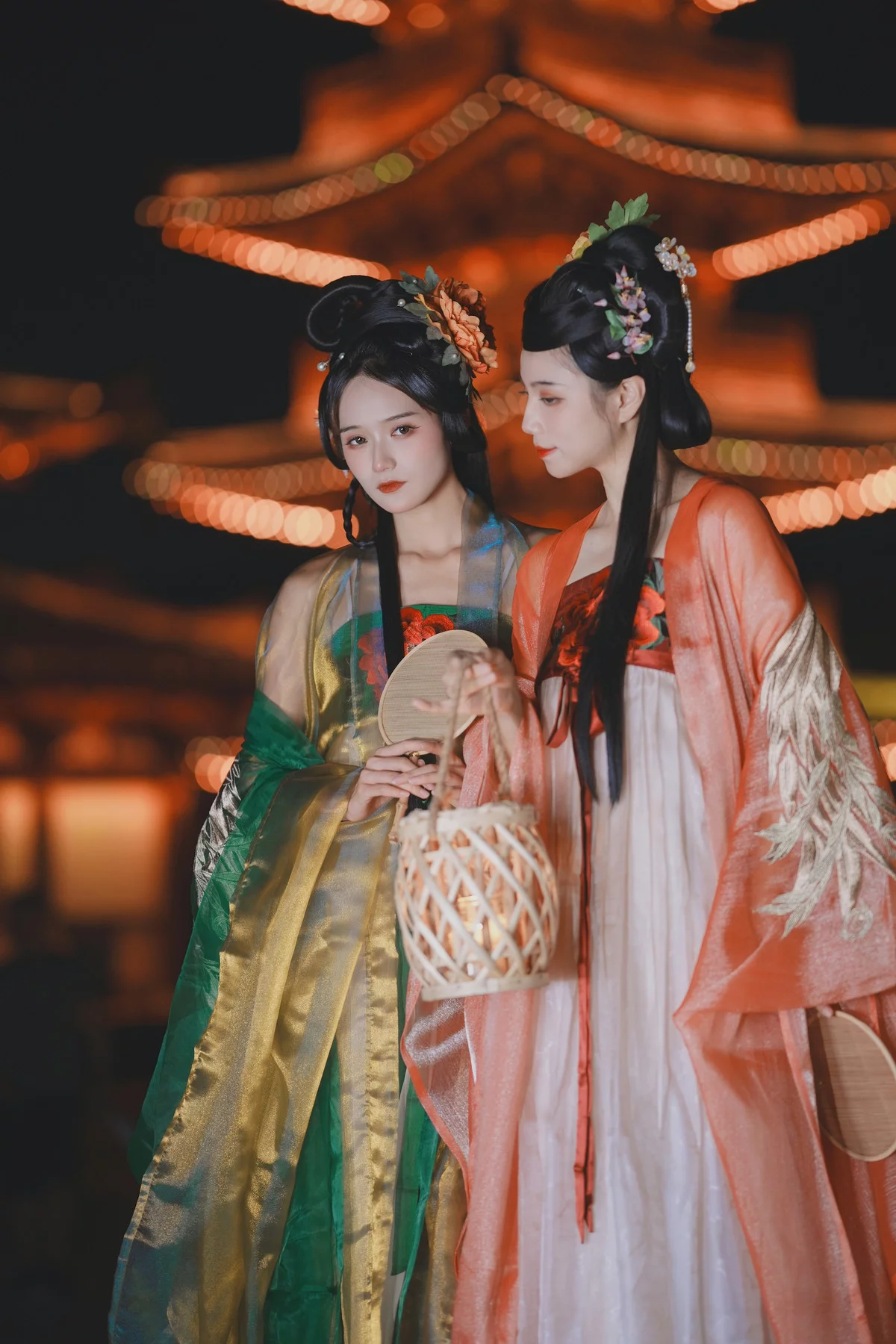 Xgyw.Org_Coser美女兔子Zzz不吃胡萝卜夜游灯会主题户外性感姐妹花古典薄纱长裙迷人写真33P