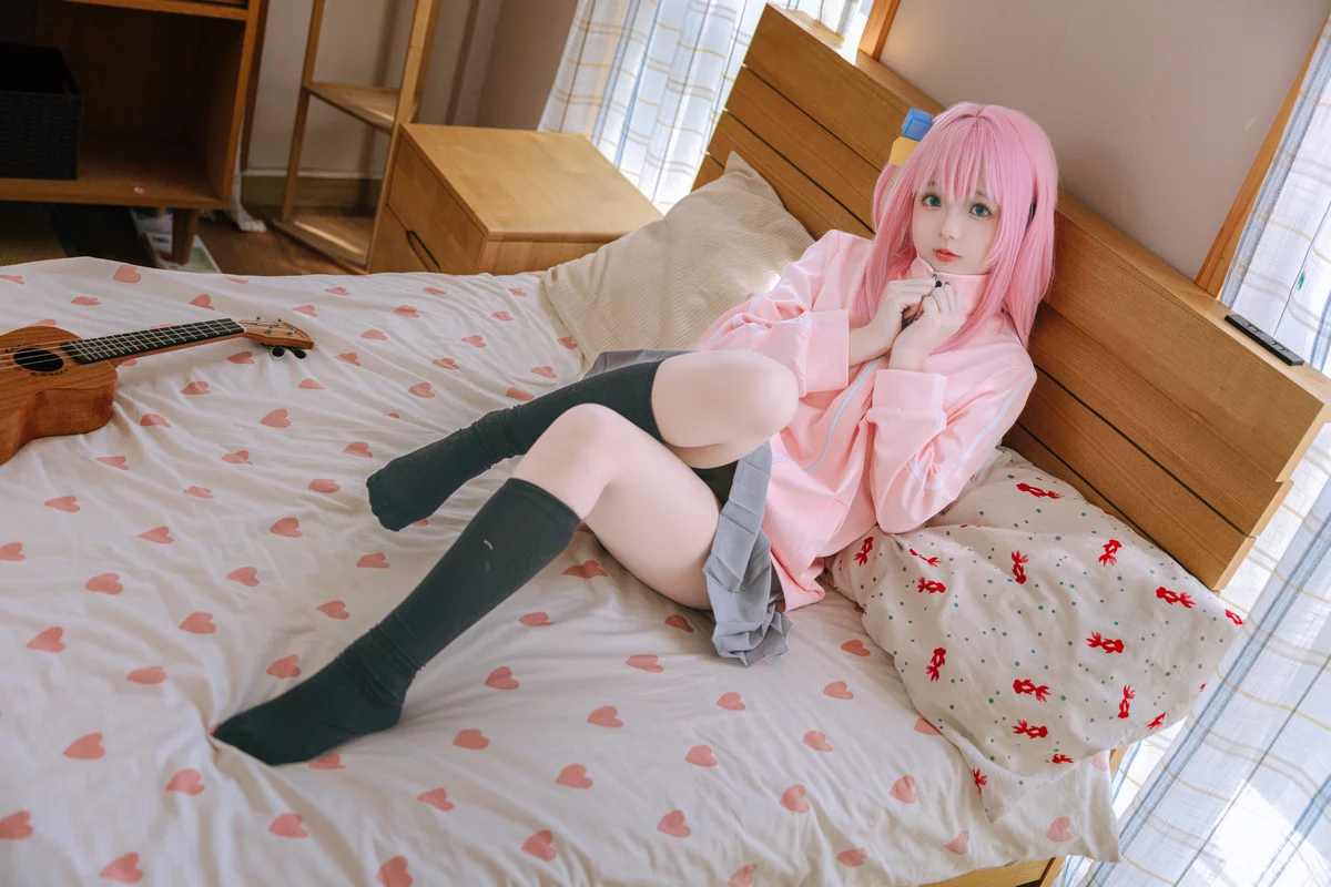 Xgyw.Org_Cosplay美女日奈娇小孤独主题脱粉色外衣露性感草莓内衣秀翘臀美腿撩人诱惑写真77P