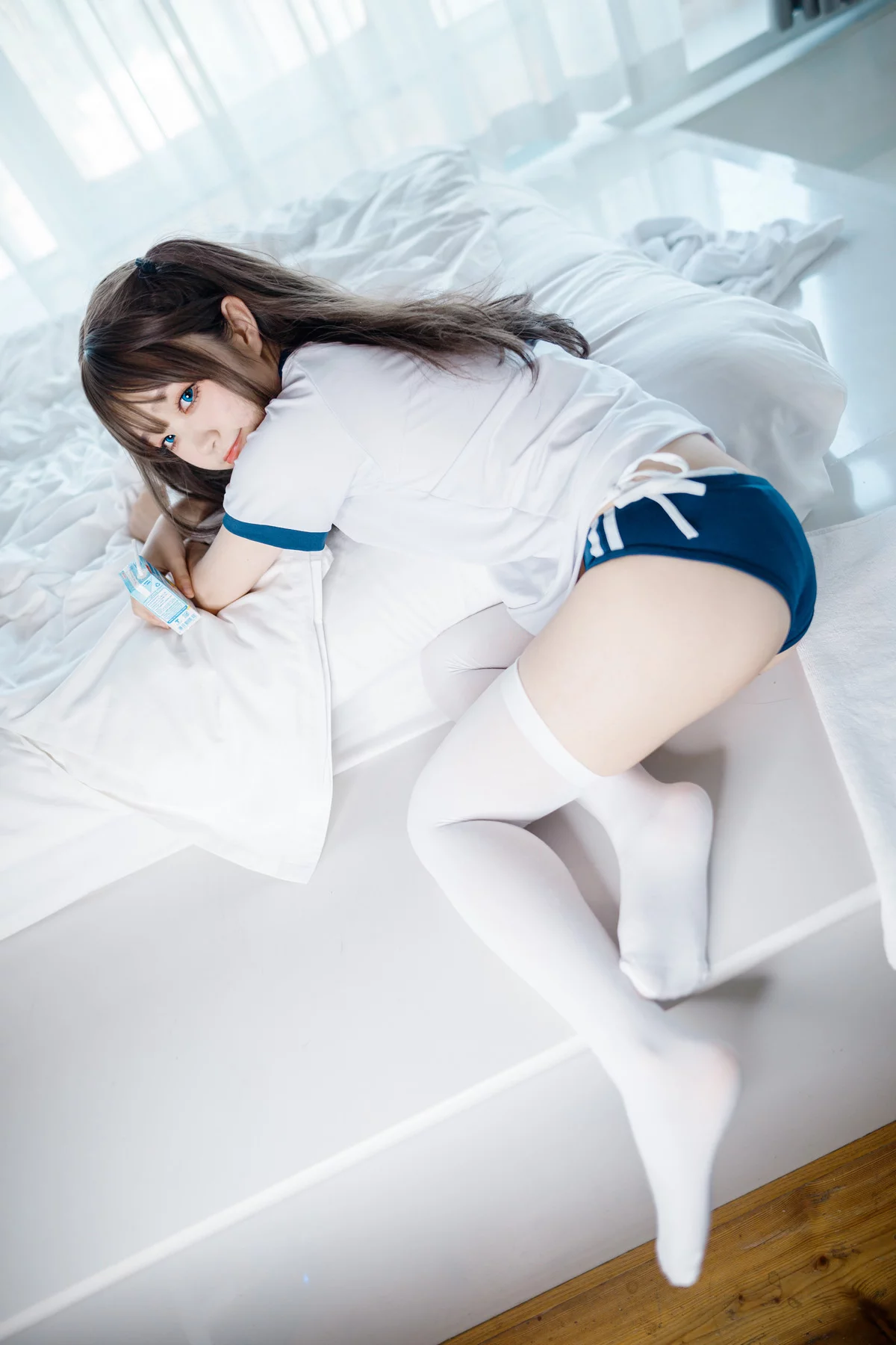Xgyw.Org_Coser美女神沢永莉半双马尾体操服主题白色大床上性感白色短T配白丝袜迷人诱惑写真68P