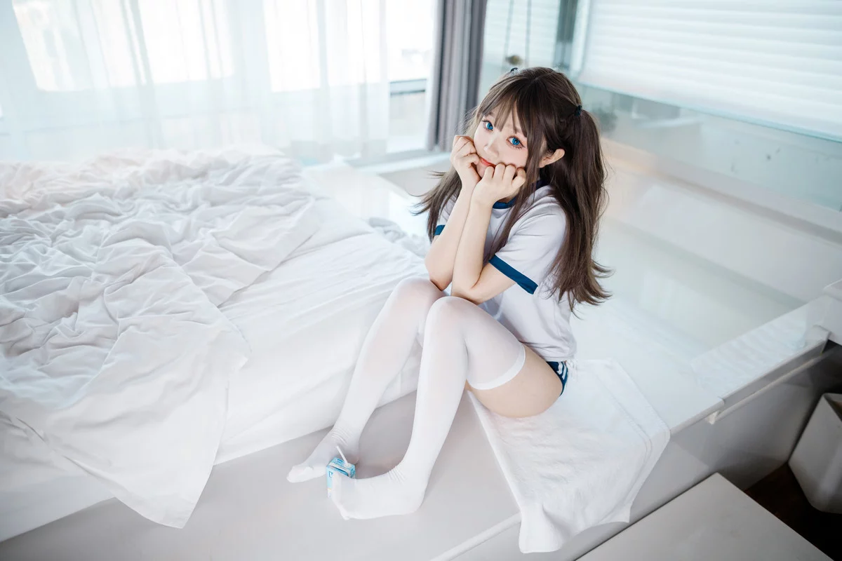 Xgyw.Org_Coser美女神沢永莉半双马尾体操服主题白色大床上性感白色短T配白丝袜迷人诱惑写真68P