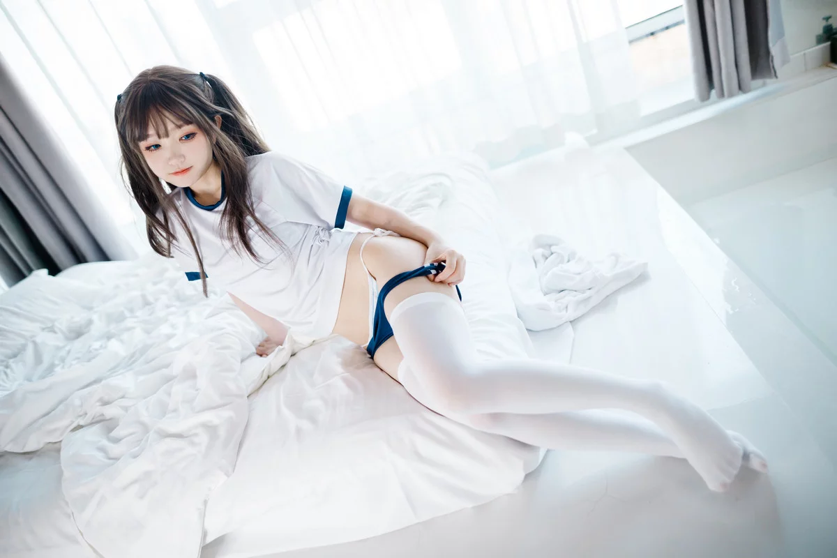 Xgyw.Org_Coser美女神沢永莉半双马尾体操服主题白色大床上性感白色短T配白丝袜迷人诱惑写真68P
