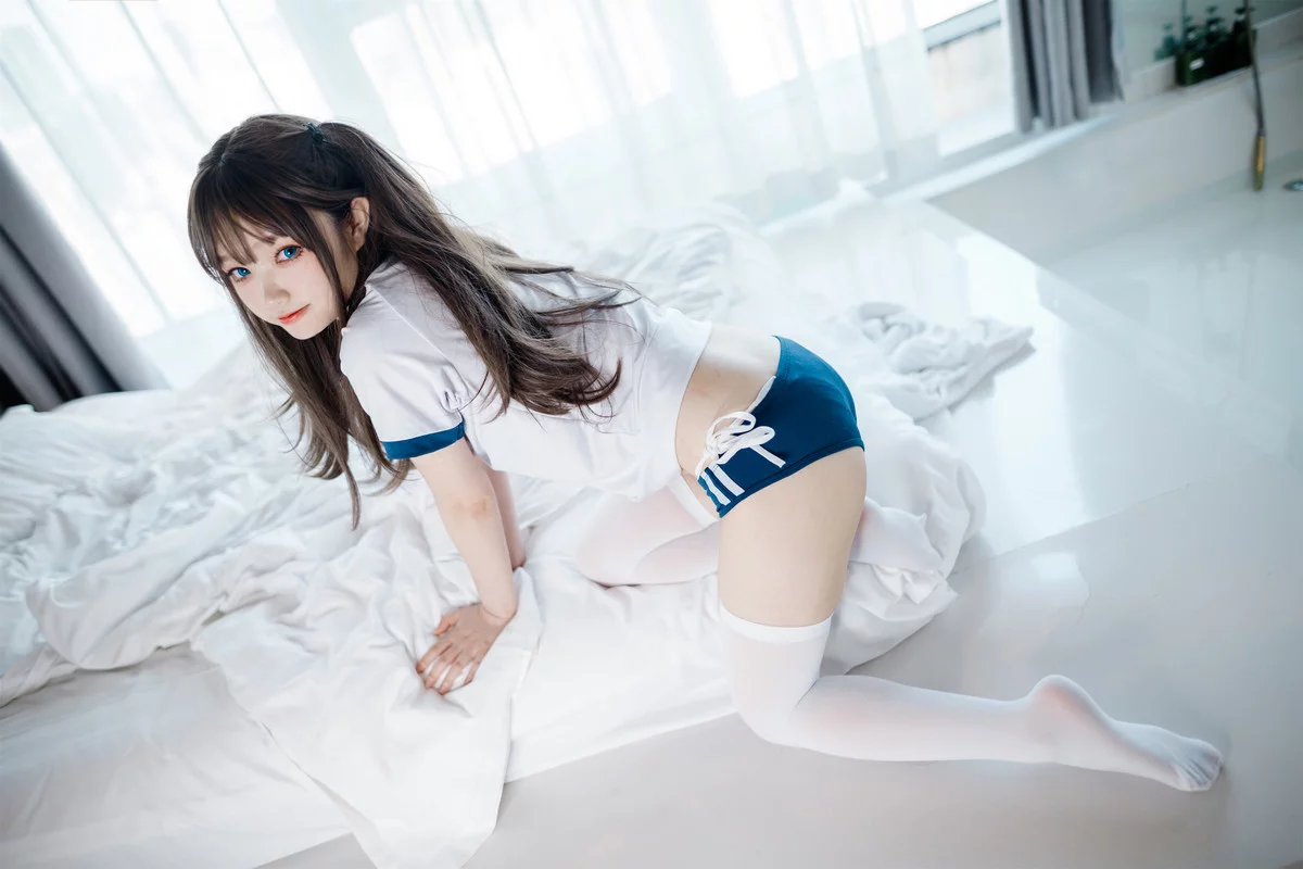 Xgyw.Org_Coser美女神沢永莉半双马尾体操服主题白色大床上性感白色短T配白丝袜迷人诱惑写真68P