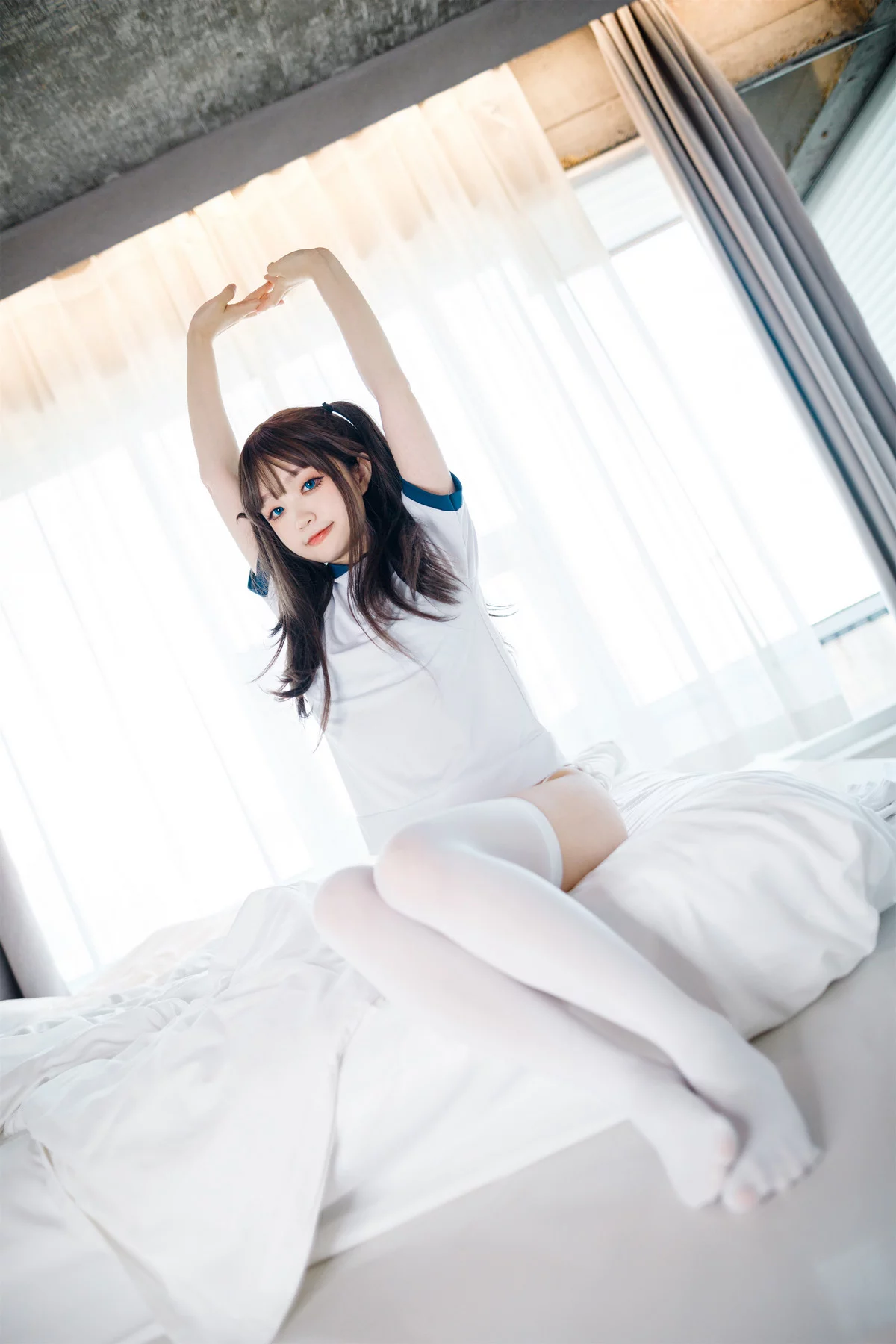Xgyw.Org_Coser美女神沢永莉半双马尾体操服主题白色大床上性感白色短T配白丝袜迷人诱惑写真68P