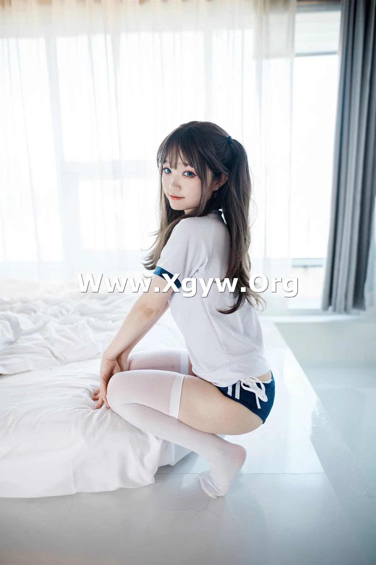 Xgyw.Org_Coser美女神沢永莉半双马尾体操服主题白色大床上性感白色短T配白丝袜迷人诱惑写真68P