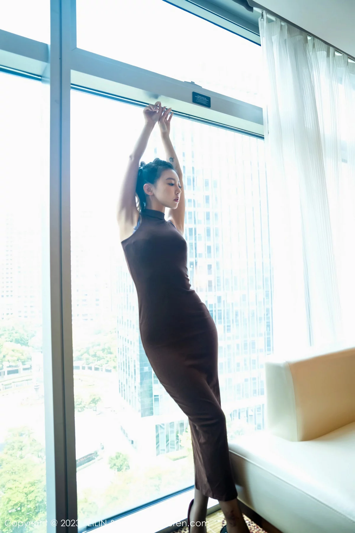 Xgyw.Org_[FeiLin嗲囡囡]VOL.471_女神冯木木LRIS咖啡色连衣长裙露紫粉色蕾丝内衣迷人诱惑写真71P
