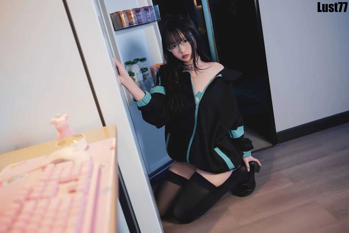Xgyw.Org_动漫博主柒柒要乖哦Game time主题性感黑色外衣配黑丝袜半脱露三点惹火诱惑写真85P