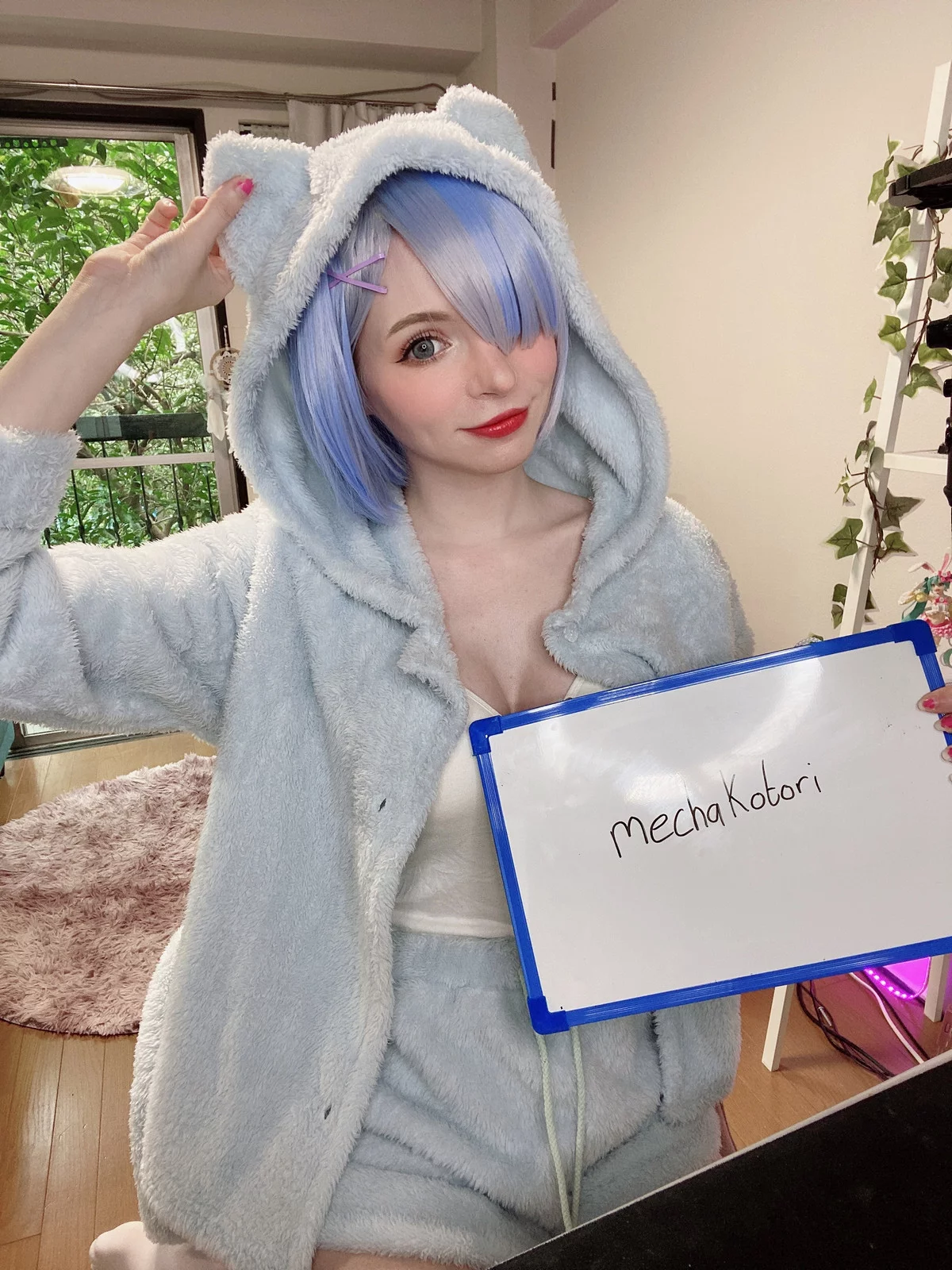 Xgyw.Org_爱尔兰萝莉美女Peach Milky-Fansigns(Mirrored)主题灰色绒毛睡衣配白丝袜迷人诱惑写真65P