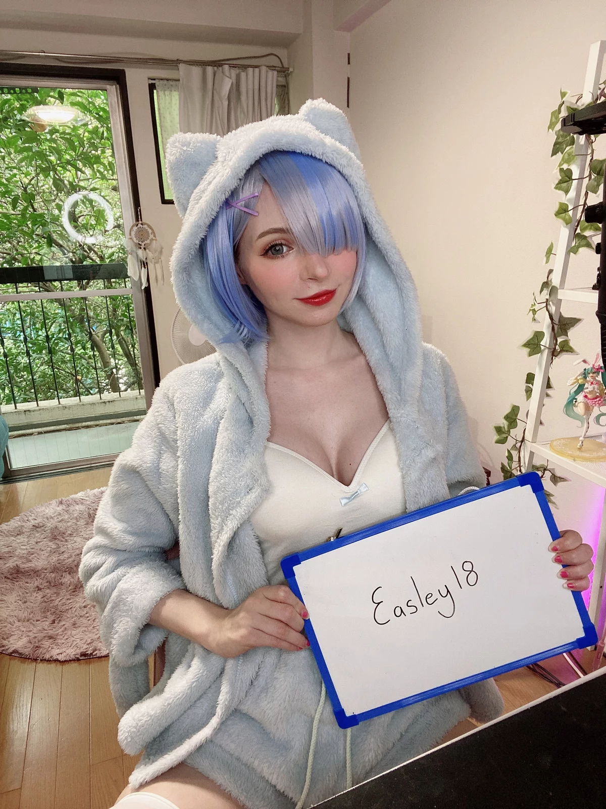 Xgyw.Org_爱尔兰萝莉美女Peach Milky-Fansigns(Mirrored)主题灰色绒毛睡衣配白丝袜迷人诱惑写真65P
