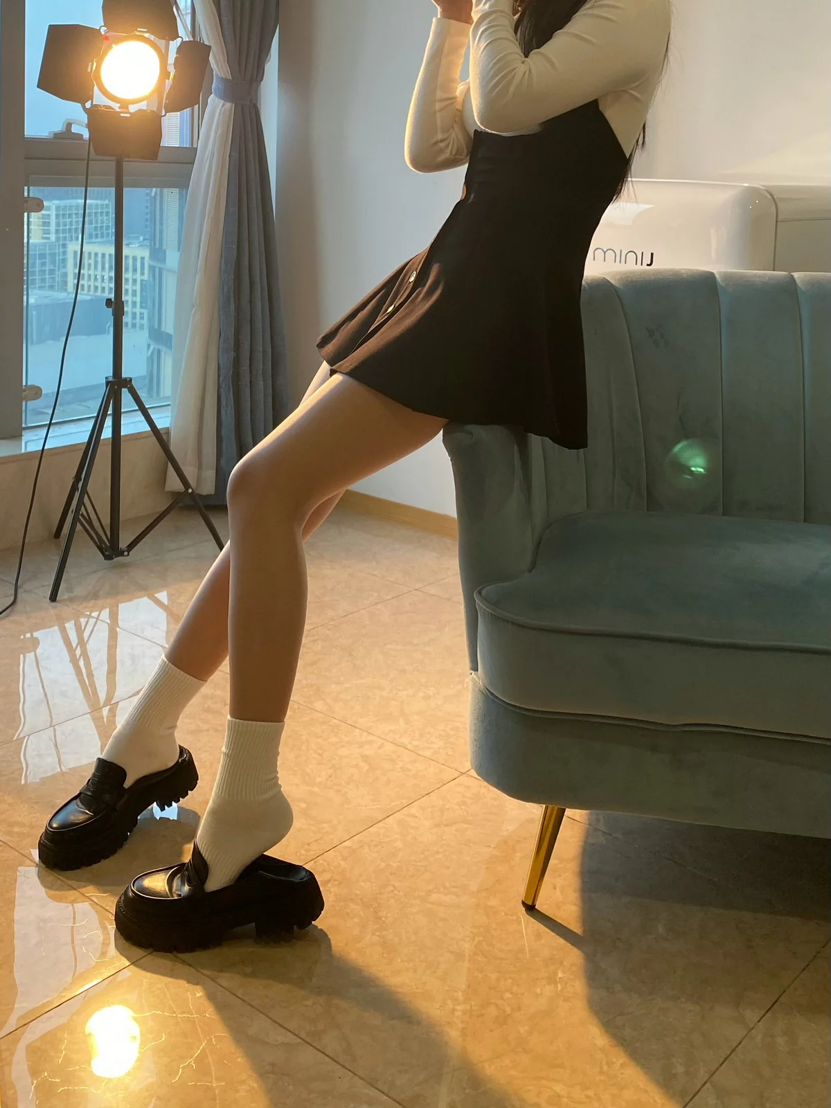 Xgyw.Org_网络美女软妹小九九油亮肉丝主题性感白T配吊带短裙露闪亮肉丝秀美腿诱惑写真60P