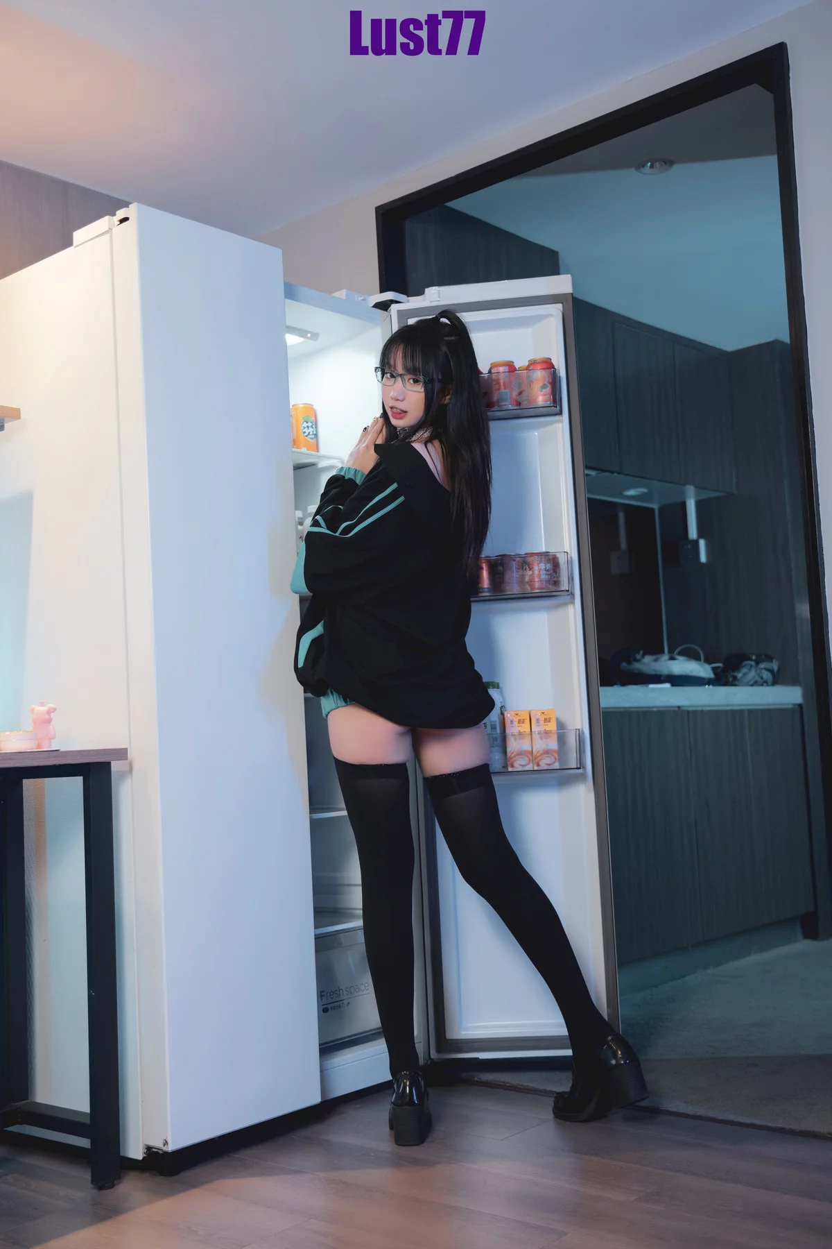 Xgyw.Org_动漫博主柒柒要乖哦Game time主题性感黑色外衣配黑丝袜半脱露三点惹火诱惑写真85P