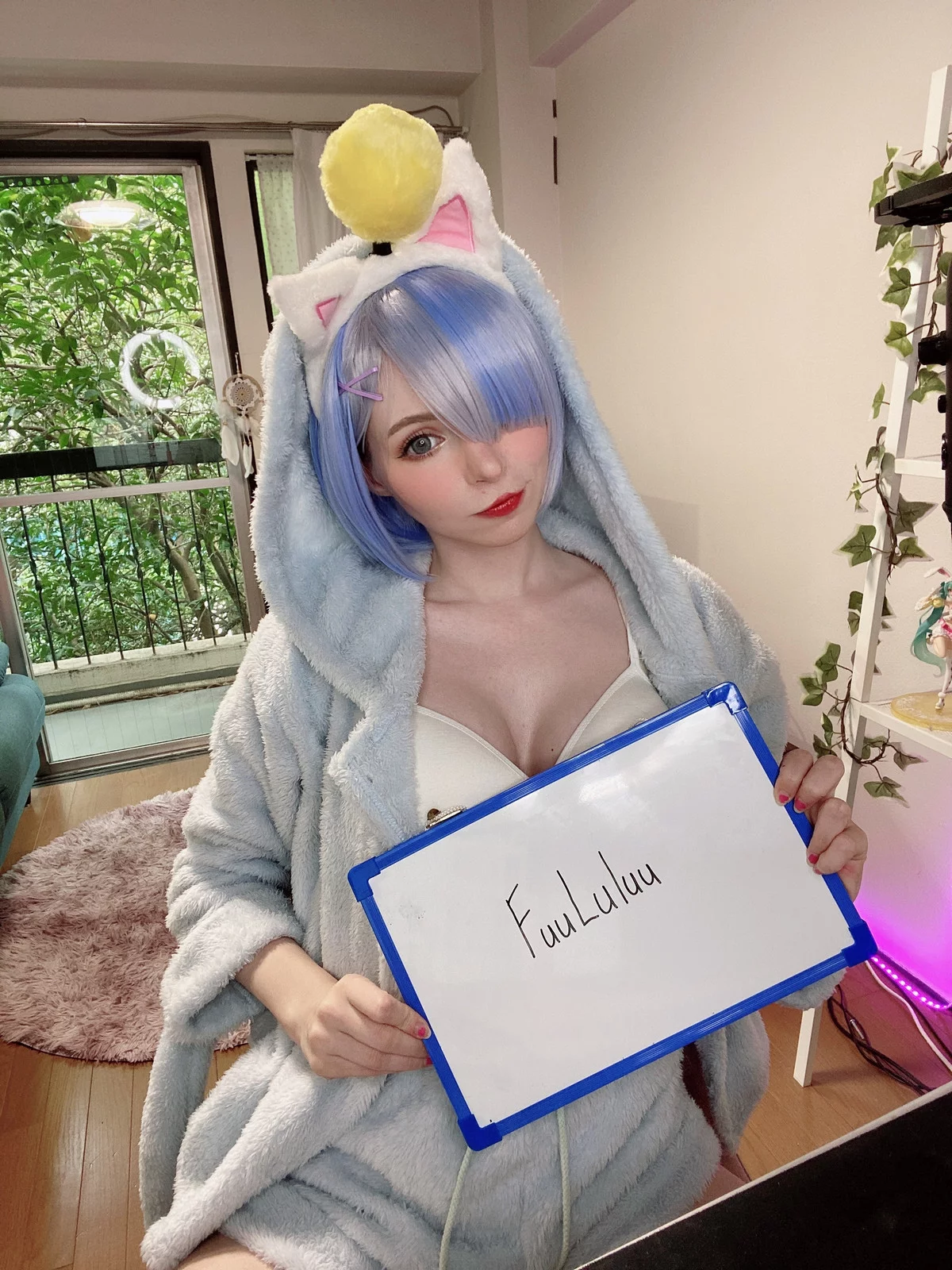 Xgyw.Org_爱尔兰萝莉美女Peach Milky-Fansigns(Mirrored)主题灰色绒毛睡衣配白丝袜迷人诱惑写真65P