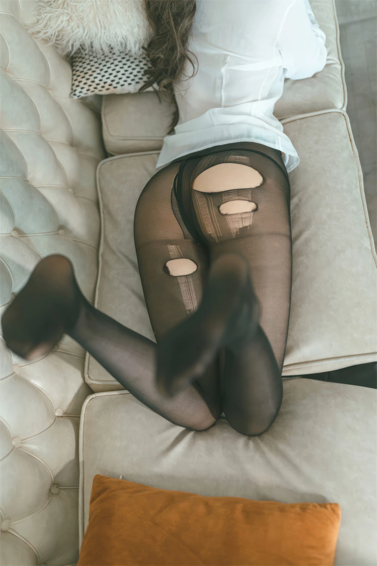 Xgyw.Org_网络美女杏仁曲奇OL额外时间主题性感白T配黑短裙露超薄黑丝秀翘臀美腿诱惑写真47P