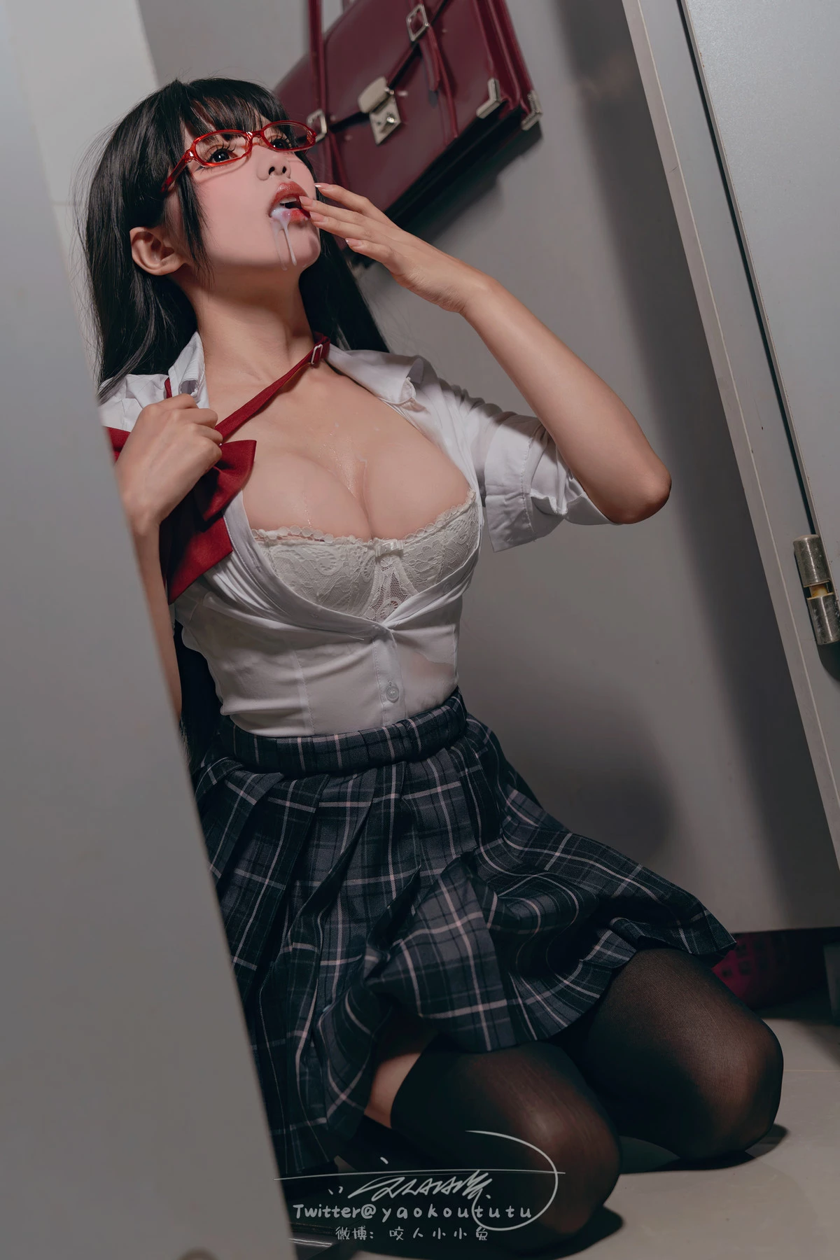 Xgyw.Org_颜值博主咬一口兔娘电车惊魂主题性感JK制服配黑丝袜露白色蕾丝内衣惹火诱惑写真72P