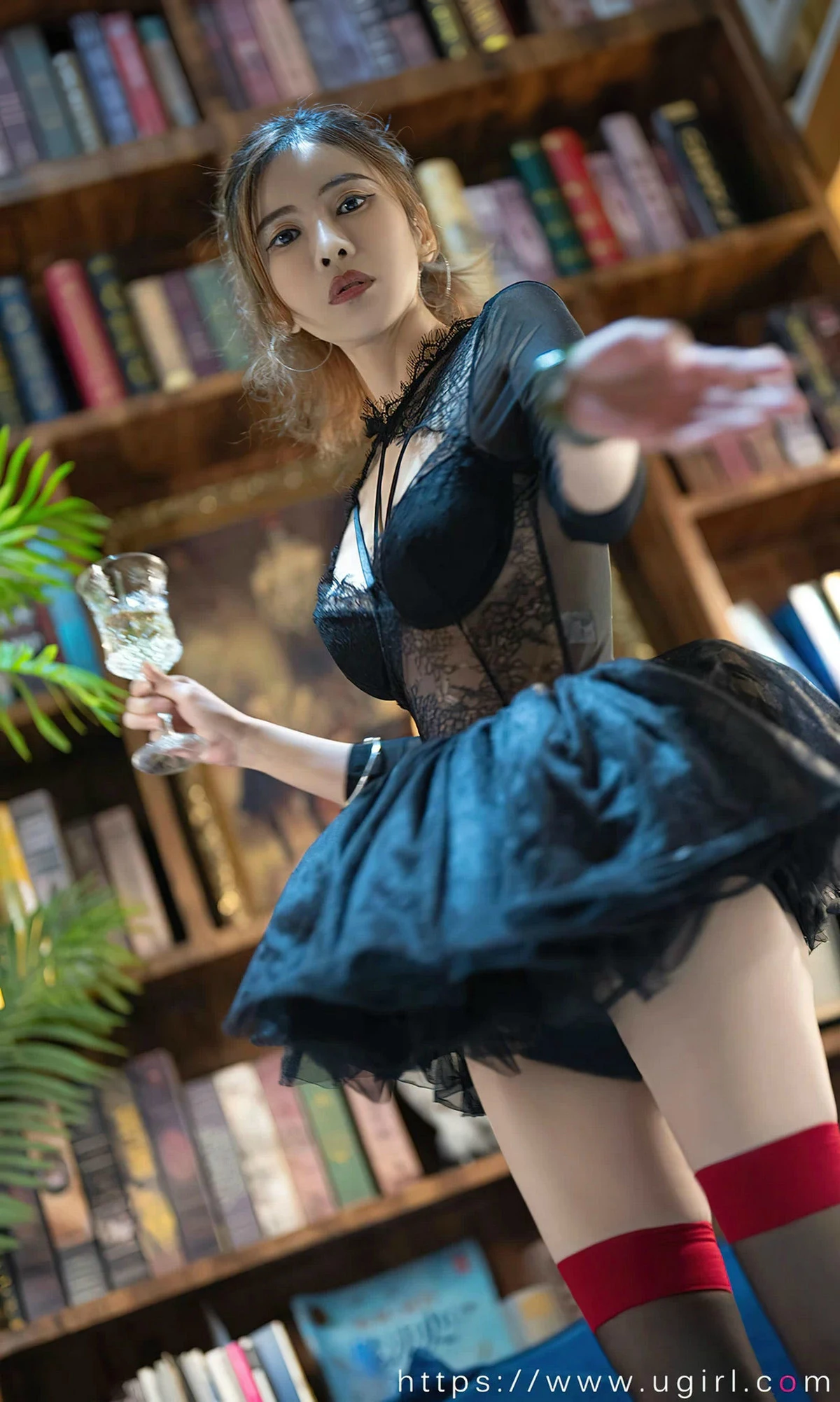 Xgyw.Org_[Ugirls爱尤物]No.2795_模特田小燕性感黑色蕾丝连衣短裙配黑丝袜秀曼妙身姿迷人写真35P