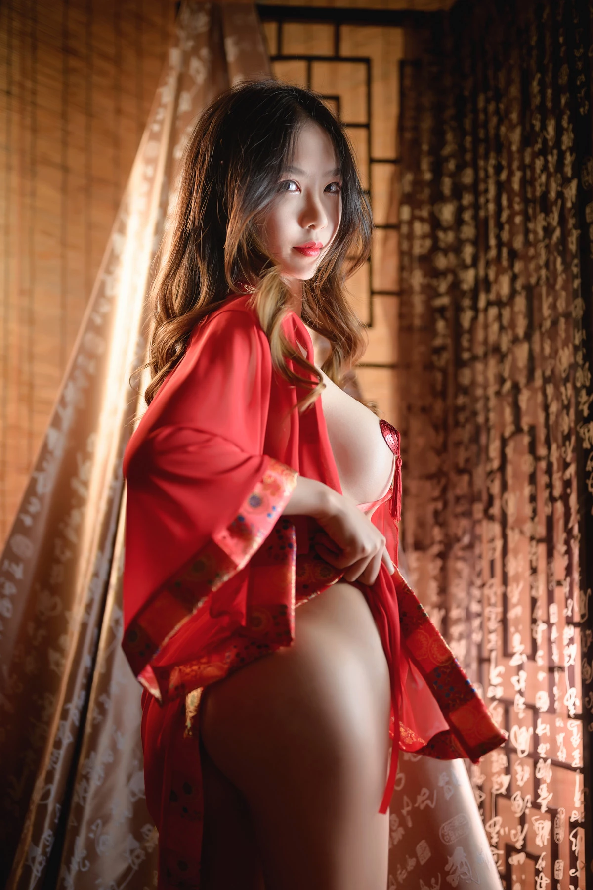 Xgyw.Org_微博人气Coser抖娘利世红肚兜图集主题性感红色薄纱服饰露红肚兜秀惹火身材诱惑写真41P