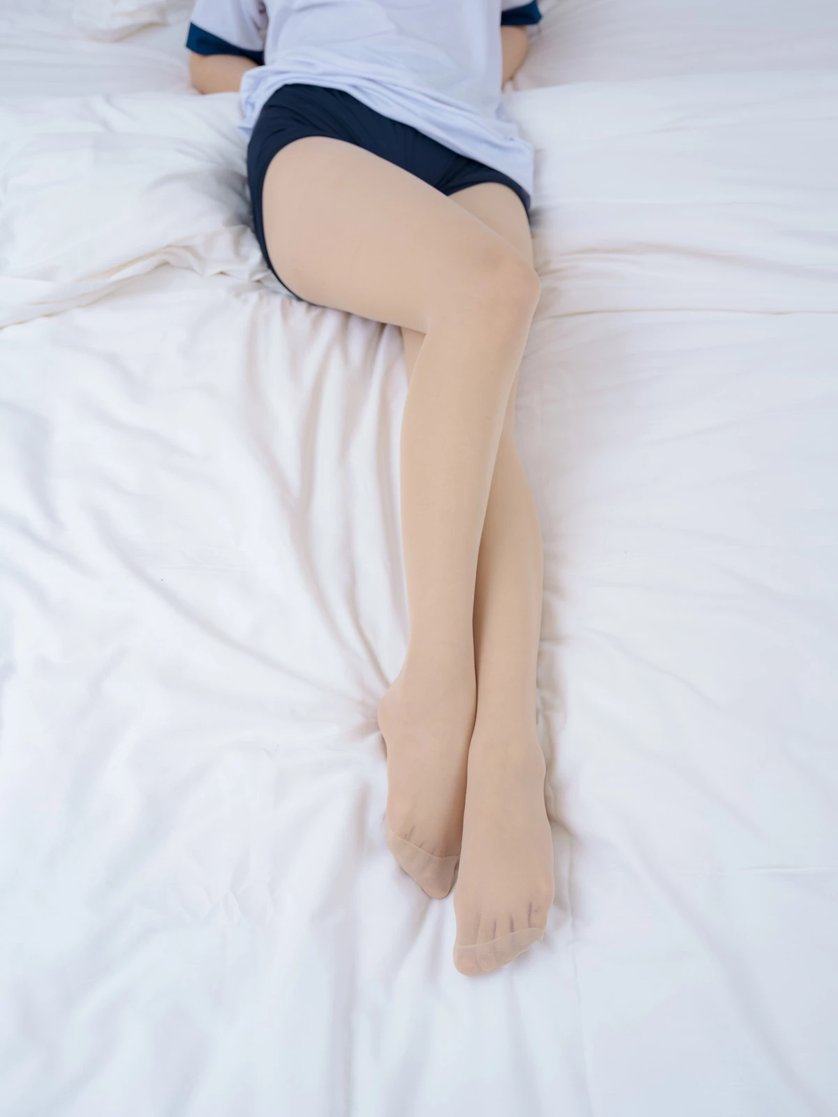 Xgyw.Org_萝莉写真机构森萝财团晴涩01主题性感白色上衣配白短裙露超薄肉丝秀美腿诱惑写真109P