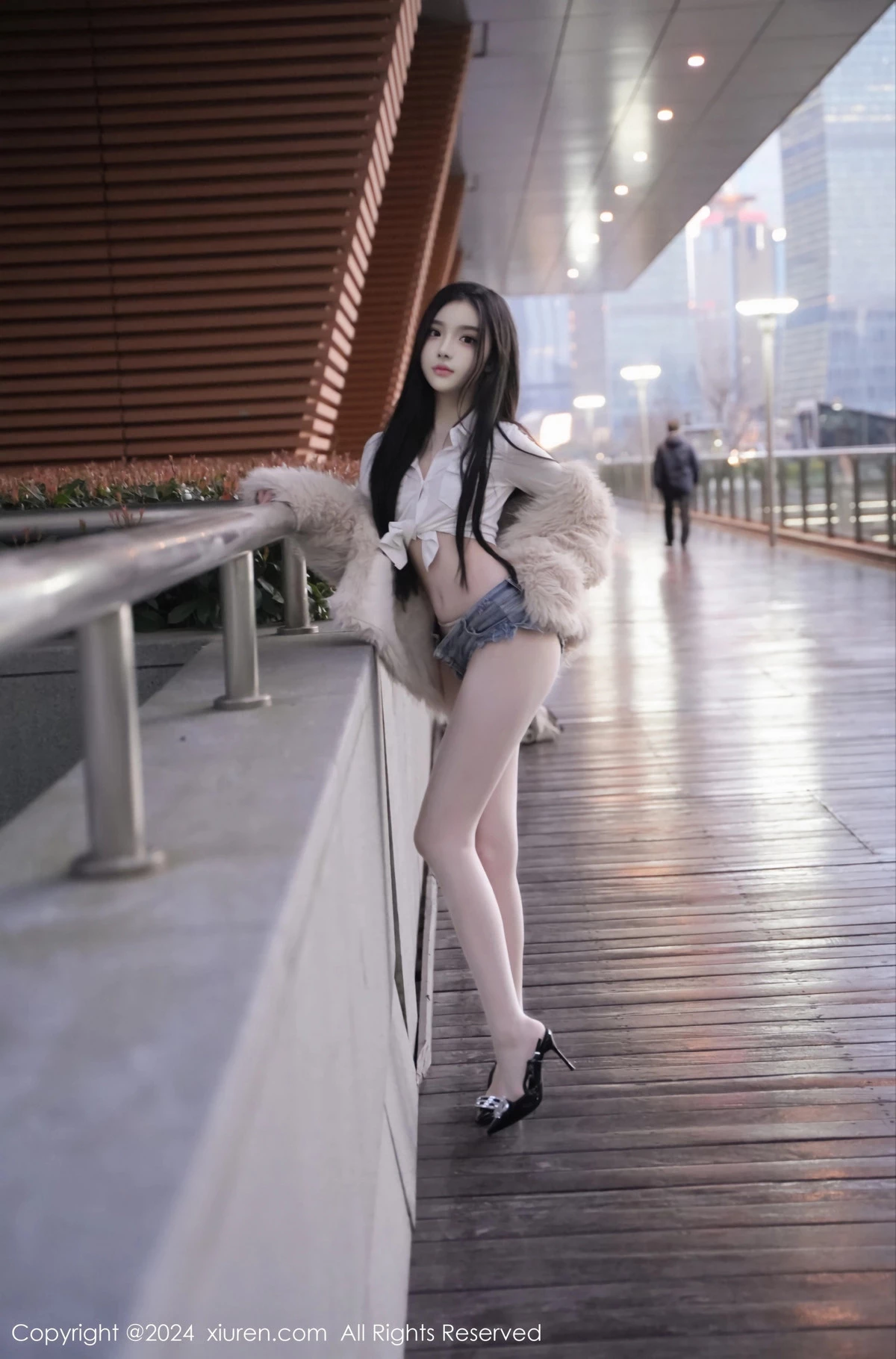 Xgyw.Org_XiuRen第8261期_模特龙雪儿性感白色上衣配超短牛仔裤秀曼妙身姿撩人诱惑写真77P