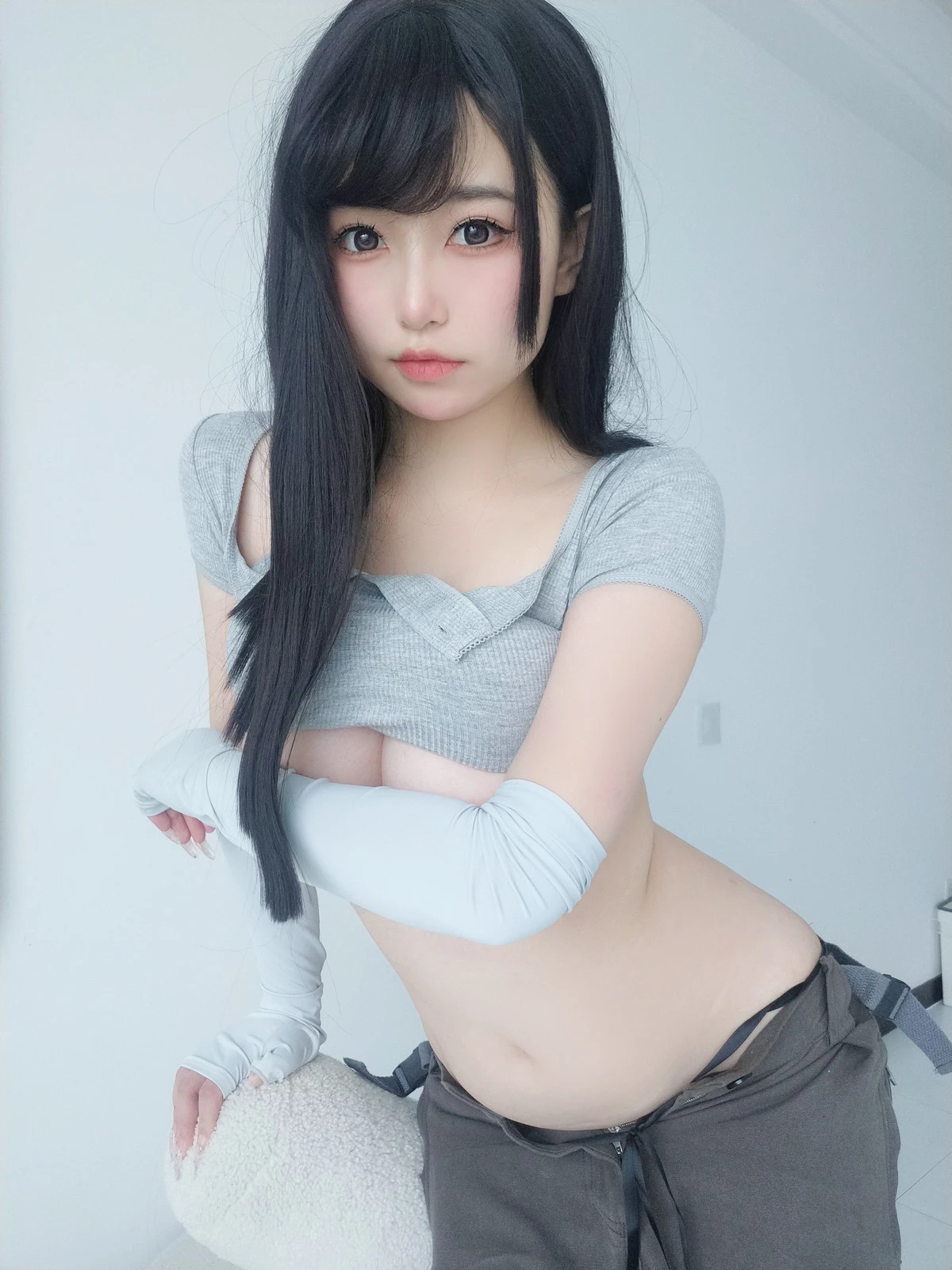 Xgyw.Org_Coser妹子女主K吉他妹妹主题性感灰色半截上衣配宽松长裤半撩秀惹火身材诱惑写真46P