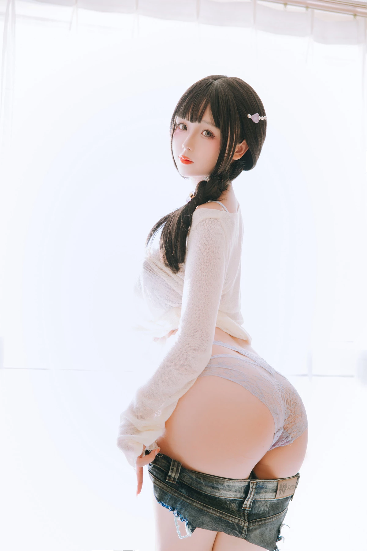Xgyw.Org_Cosplay美女日奈娇牛仔裤人妻主题白色缕空上衣配牛仔短裤露灰色蕾丝内衣诱惑写真115P