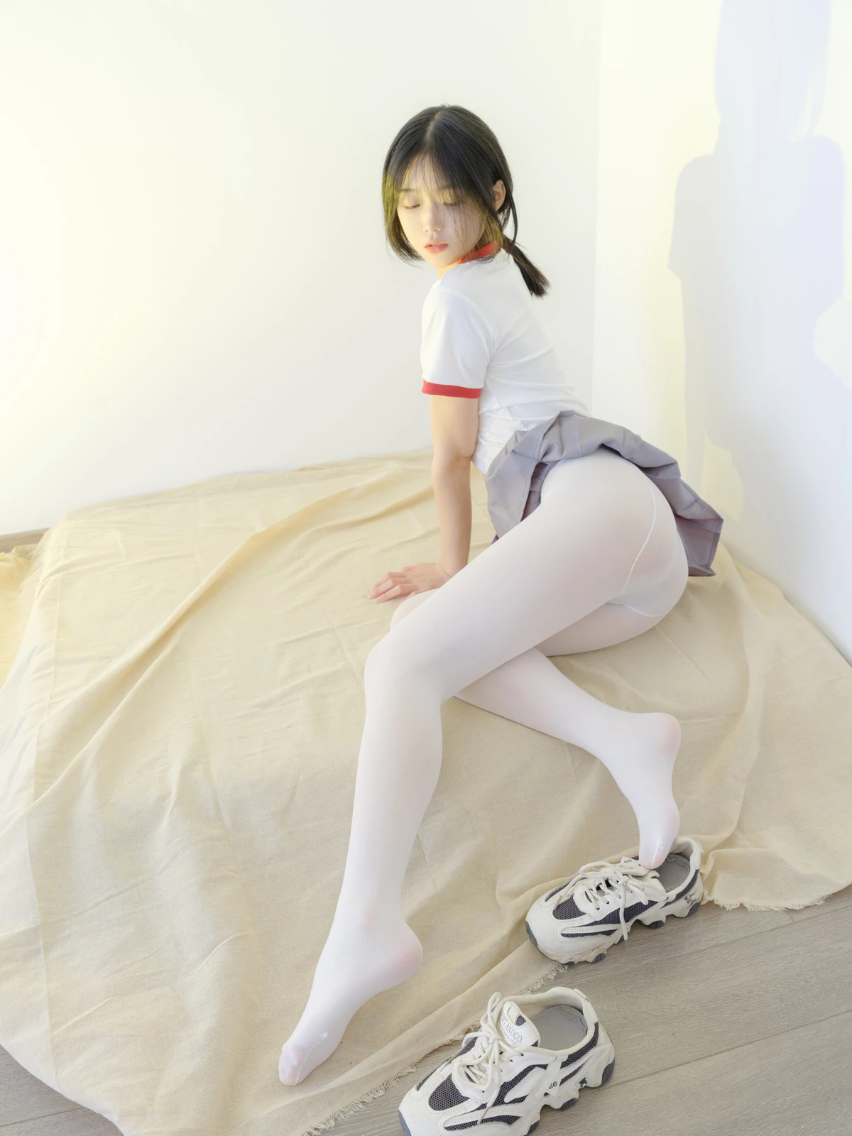 Xgyw.Org_萝莉写真机构森萝财团小樱02主题白色短T配灰色百褶短裙露超薄白丝裤袜秀美腿诱惑写真121P