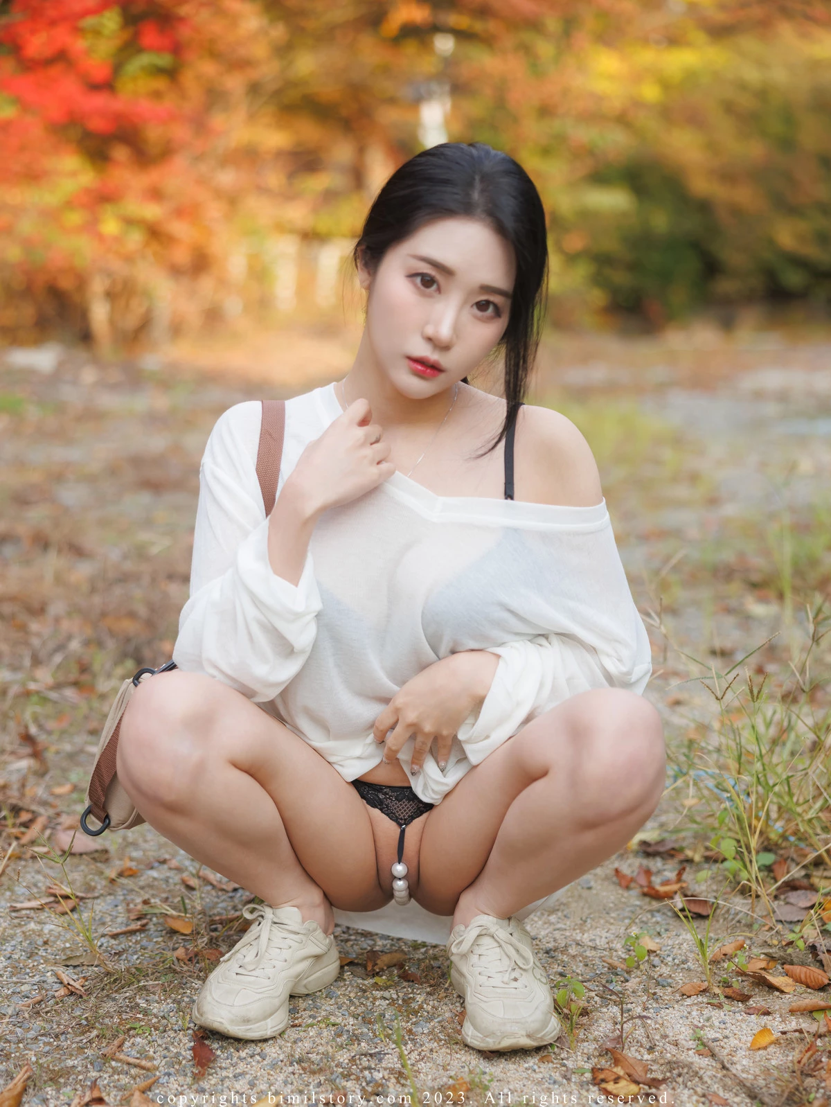 Xgyw.Org_韩国美女模特Bomi户外活动主题黑色运动上衣配白色紧身裤+黑色情趣内衣秀惹火身材诱惑写真90P