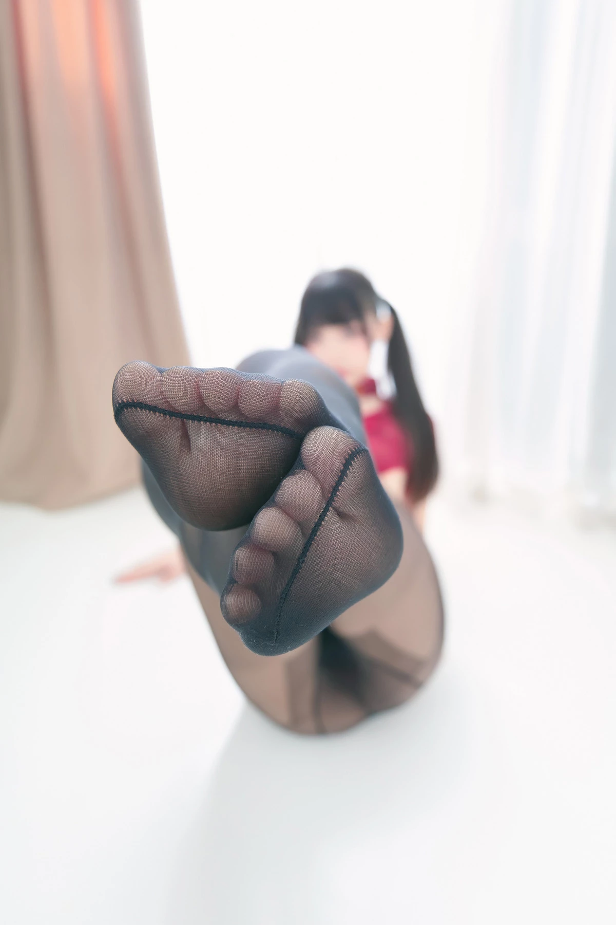 Xgyw.Org_萝莉美女神楽板真冬想入非非主题私房性感红色缕空上衣配超薄无内黑丝秀翘臀美腿诱惑写真75P