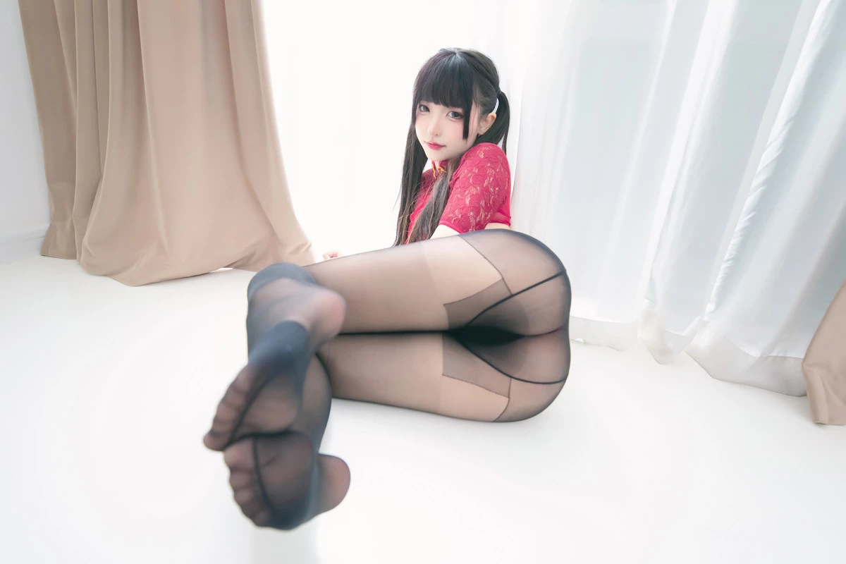 Xgyw.Org_萝莉美女神楽板真冬想入非非主题私房性感红色缕空上衣配超薄无内黑丝秀翘臀美腿诱惑写真75P