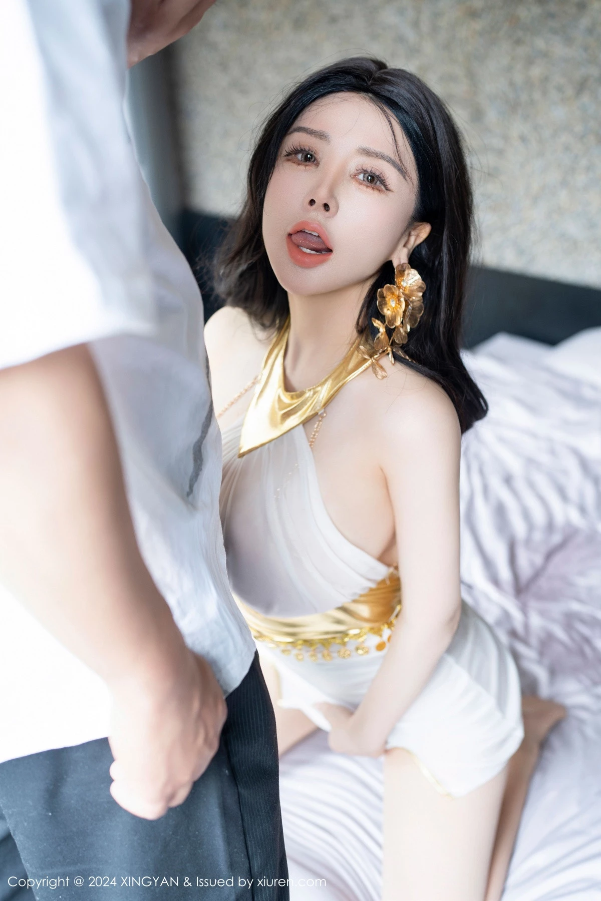 Xgyw.Org_[XINGYAN星颜社]VOL.238_模特潘思沁性感白色轻透连衣短裙配原色丝袜秀丰满身材诱惑写真82P
