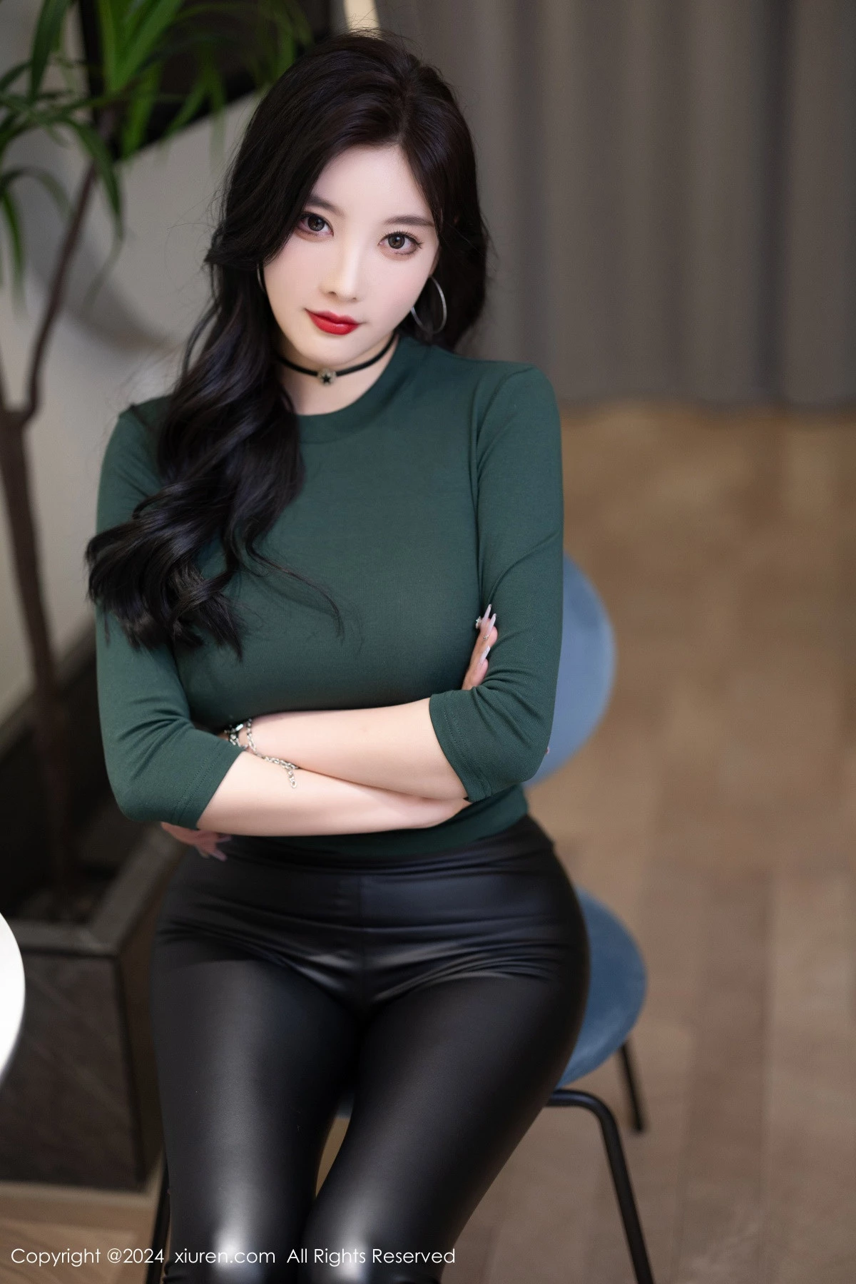 Xgyw.Org_XiuRen第8707期_女神杨晨晨墨绿色上衣配黑皮长裤露性感内衣配超薄肉丝诱惑写真90P