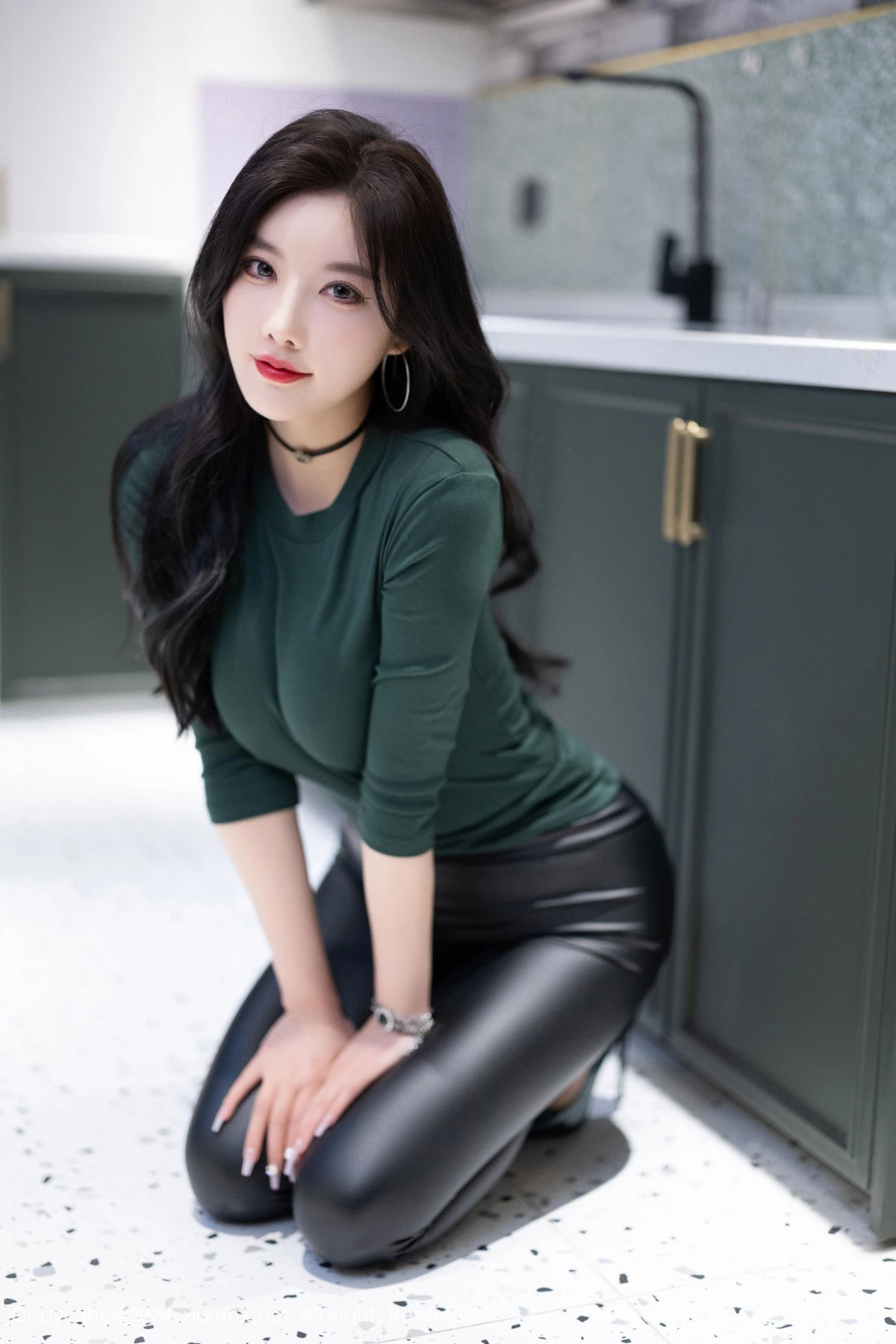 Xgyw.Org_XiuRen第8707期_女神杨晨晨墨绿色上衣配黑皮长裤露性感内衣配超薄肉丝诱惑写真90P