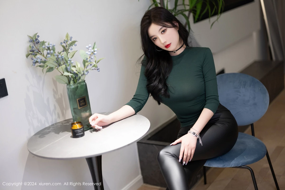 Xgyw.Org_XiuRen第8707期_女神杨晨晨墨绿色上衣配黑皮长裤露性感内衣配超薄肉丝诱惑写真90P