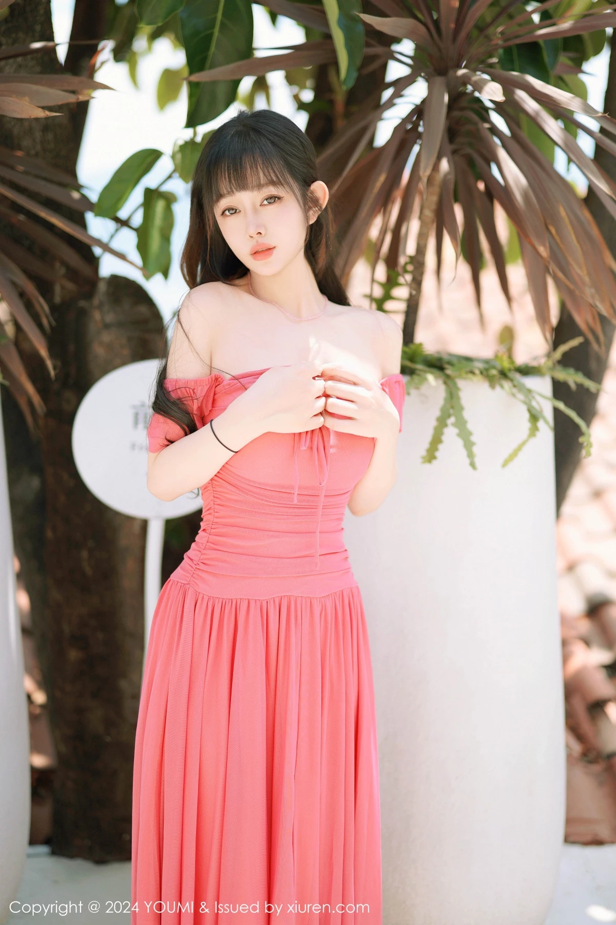 Xgyw.Org_[YouMi尤蜜荟]Vol.1077_女神王雨纯性感红色露肩连衣长裙配超薄肉丝秀曼妙身姿诱惑写真94P